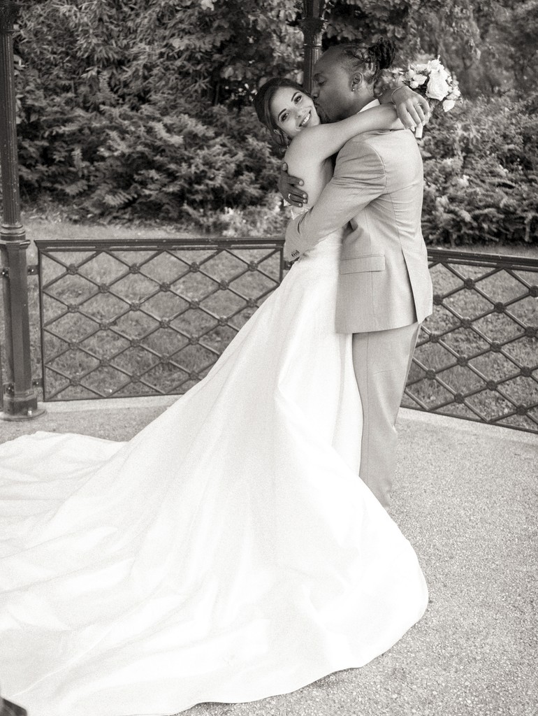 Album photo de luxe — French wedding photographer Paris — luxury wedding book France — Maison Elion — relique photographique rare — fragment intemporel — rituel artistique — photographe mariage haut de gamme — Seine-et-Marne 77 — album mariage bespoke sur mesure — timeless photography France — image symbolique — luxury French wedding photography