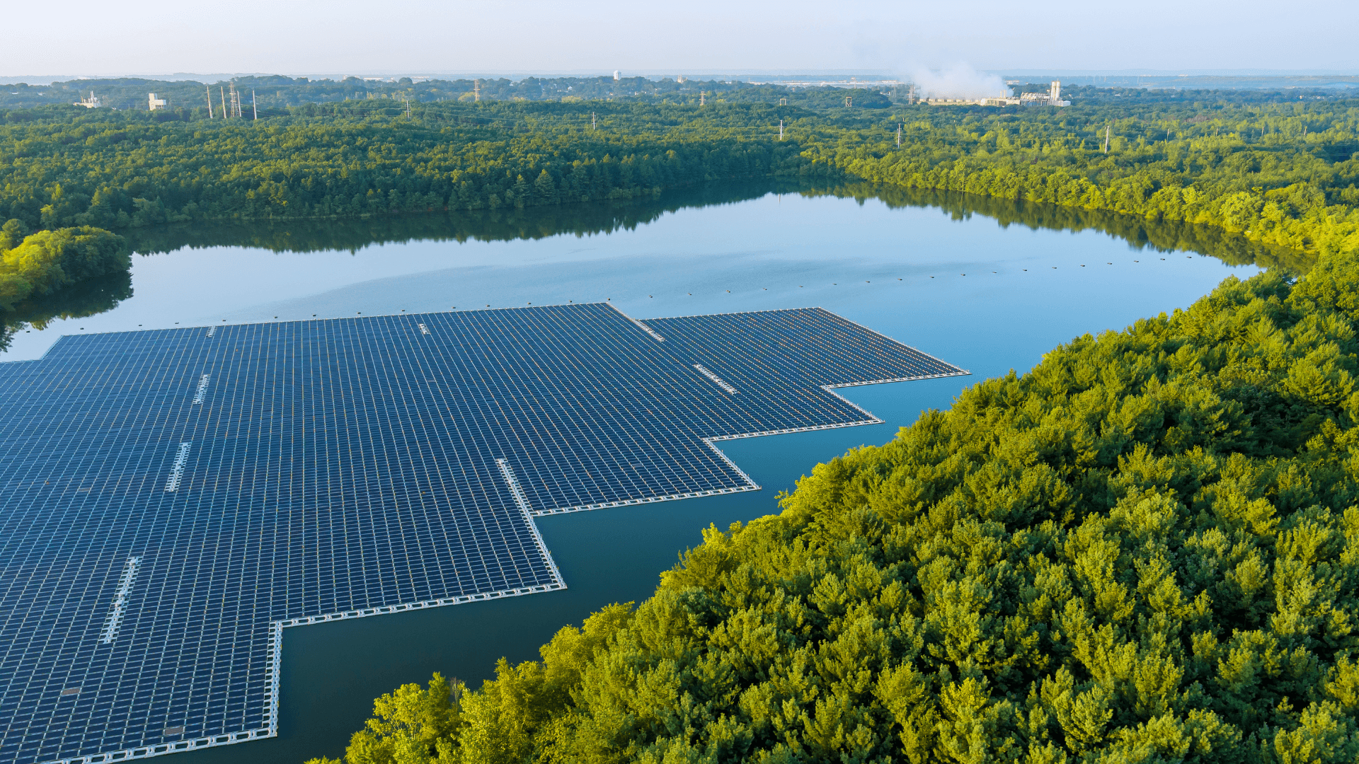 Zwei schwimmende Solarpanels auf Wasser, erneuerbare Energiequelle, umweltfreundliche Technologie.