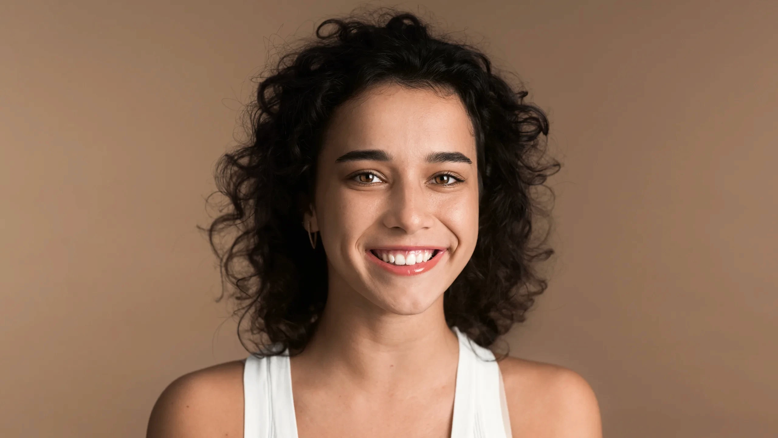 mulher sorrindo em retrato casual