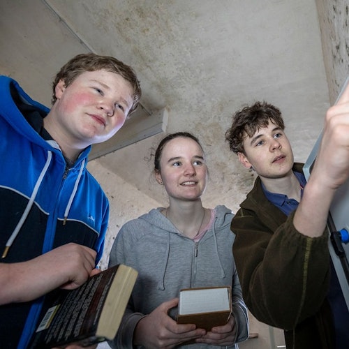 一群游客在《封闭之室逃脱》体验过程中努力破解线索。