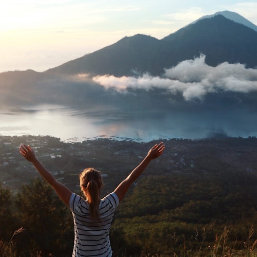 金塔马尼巴图尔山日出徒步和天然温泉之旅门票