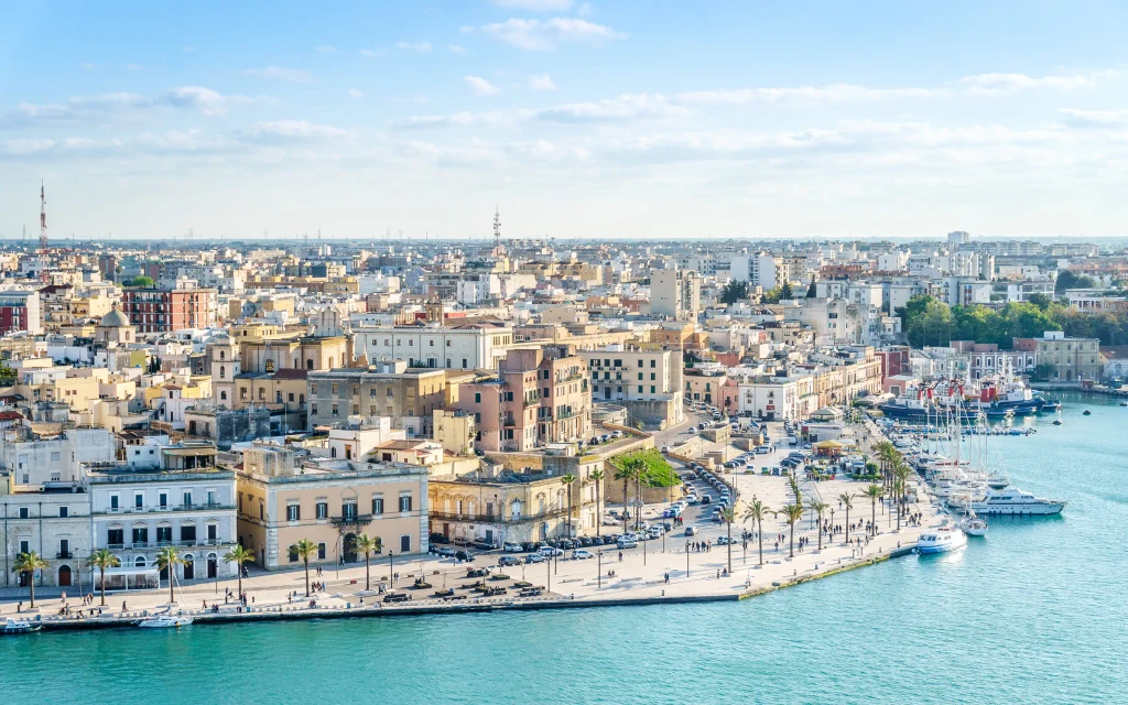 Siste stopp på vinsafari på sykkel i Puglia er byen Brindisi | Expa Travel