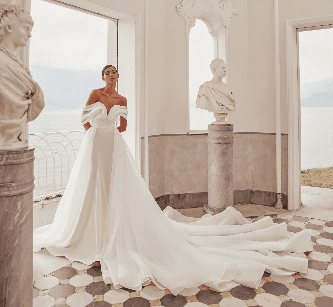 Günstiges Brautkleid aus dem Brautkleid Outlet mit schlichter LinienführungGünstiges Brautkleid aus dem Brautkleid Outlet mit schlichtGünstiges Brautkleid aus dem Brautkleid Outlet mit schlichter Linienführunger Linienführung