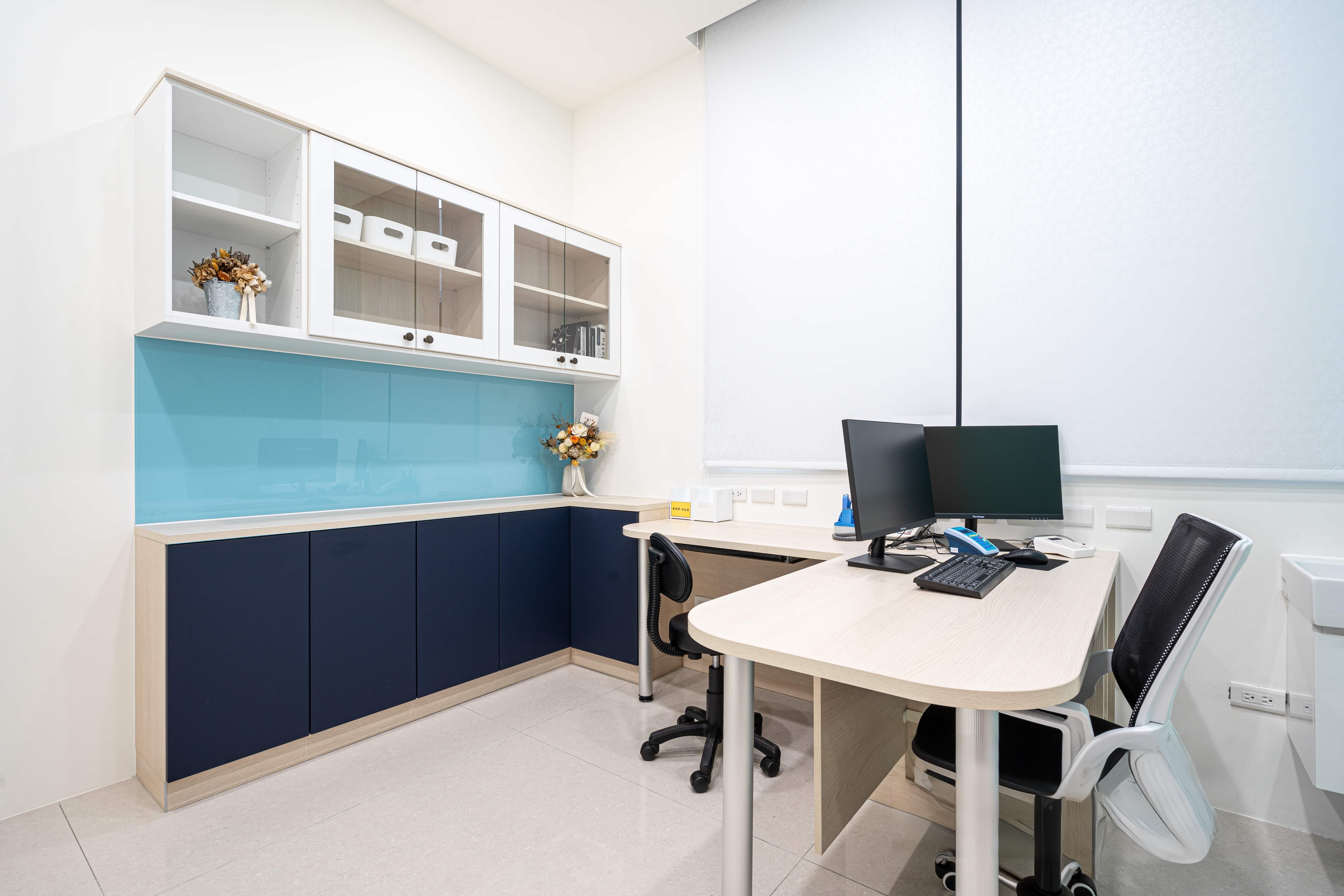 香港醫療藍白配色心理學：穩定專業調性建構信任Blue-white color psychology medical design Hong Kong: trust-building tones for clinics