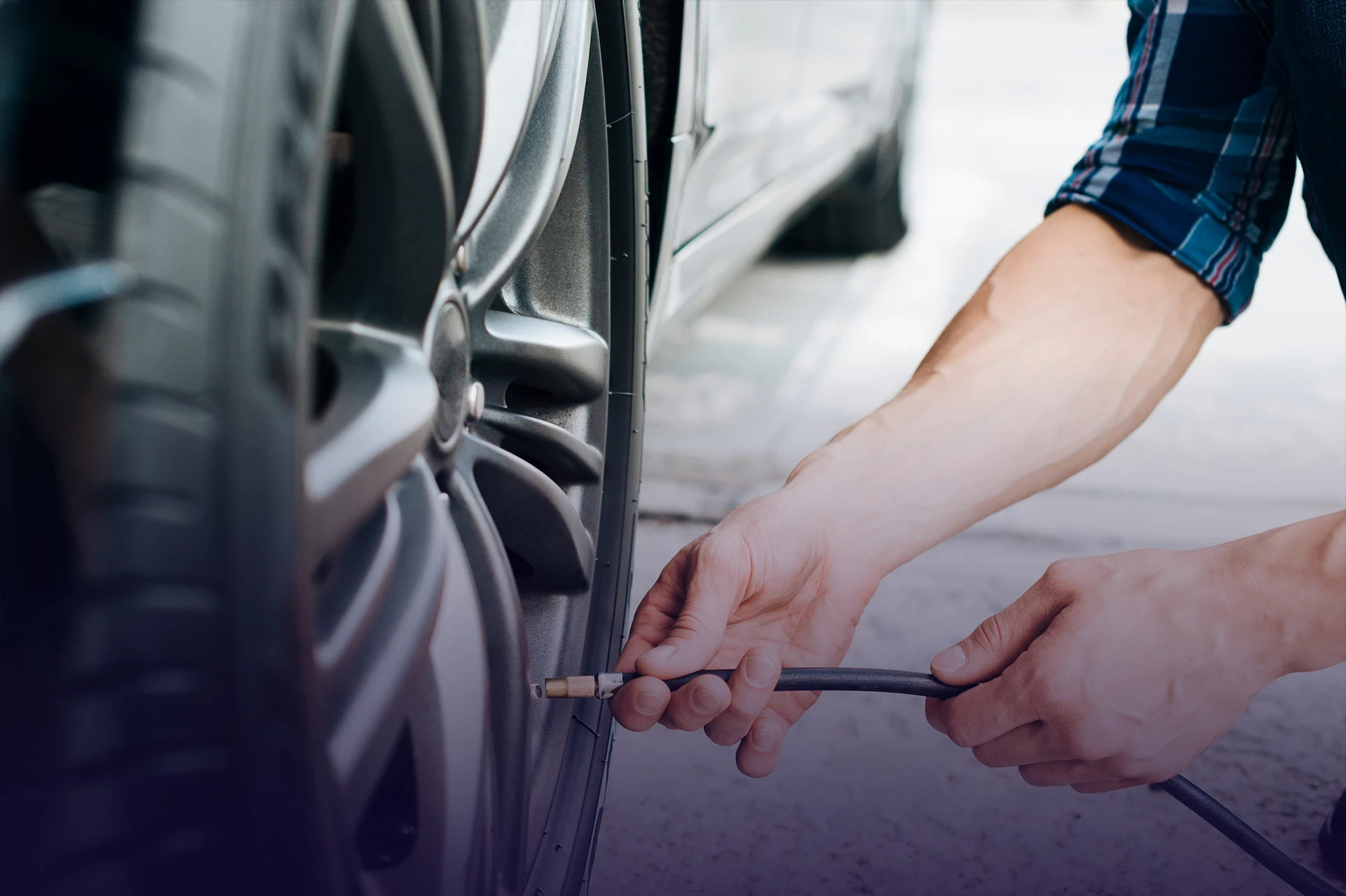 Vérification de la pression des pneus dans le cadre de l’entretien courant d’un véhicule