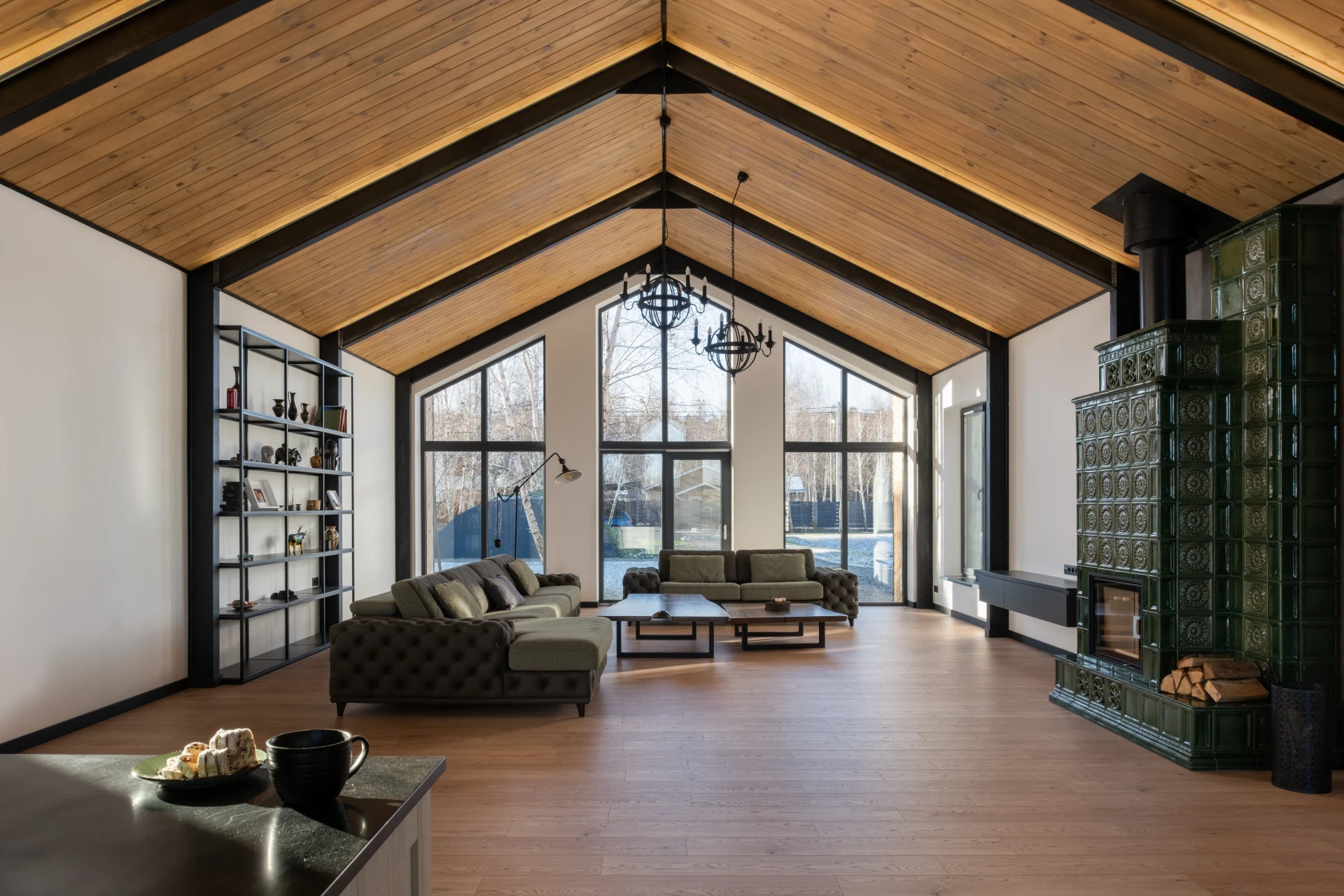 Сучасна кухня з островом та антресолями під стелю. Комплексне меблювання квартир під ключ: від кухонного гарнітура з інтегрованою підсвіткою до систем зберігання. Замовити виготовлення корпусних меблів у Києві від виробника KAMOD.