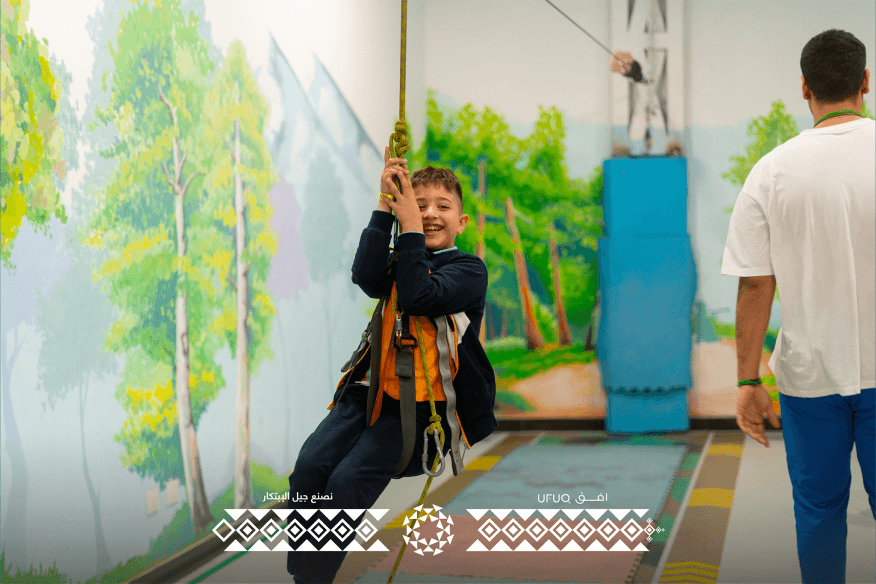 طالب يلعب بالارجوحة في بيئة لطيفة