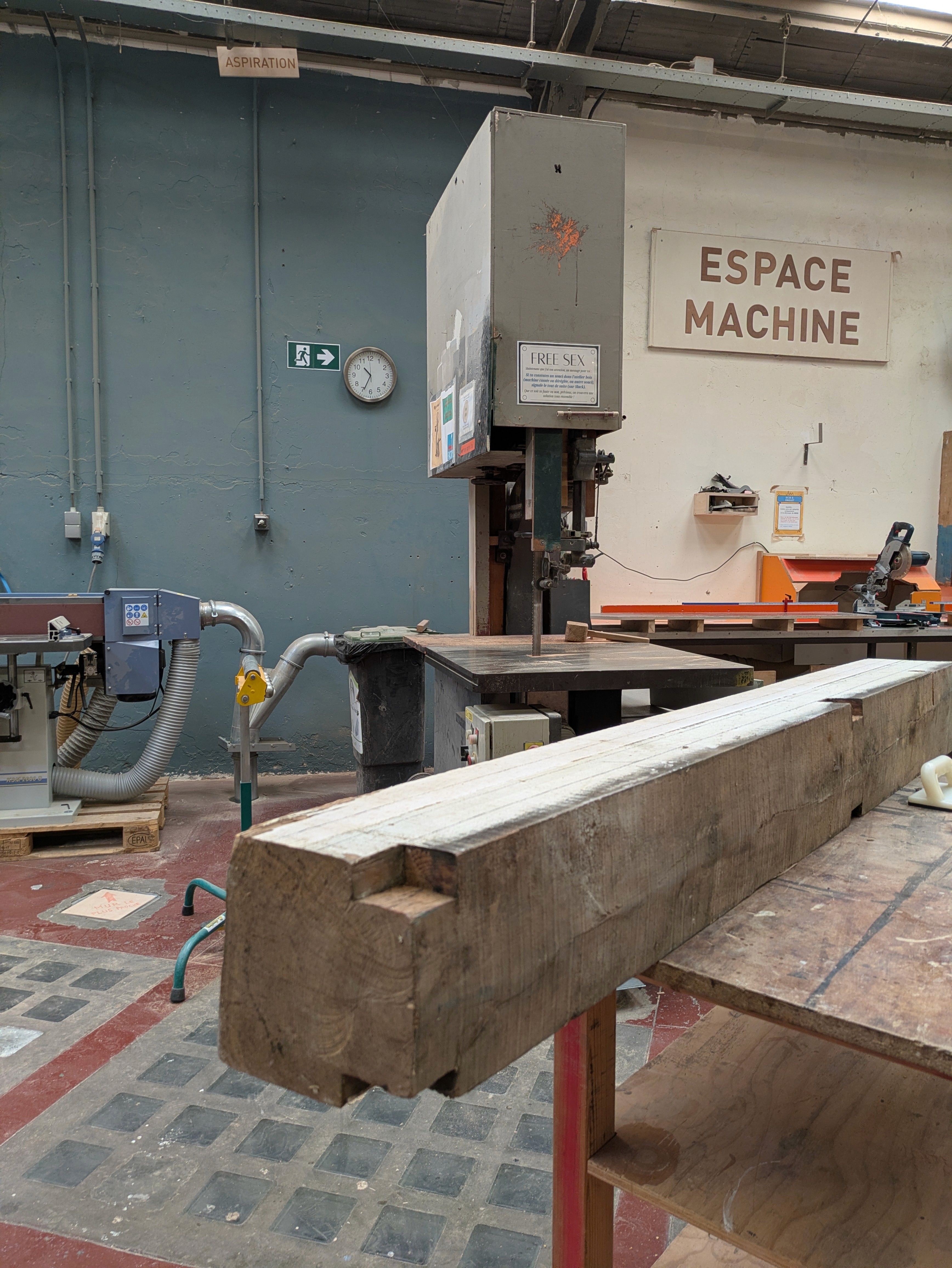 Een oude eikenhouten balk in een atelier die werd gebruikt voor het vervaardigen van nieuwe keukenplanken op maat