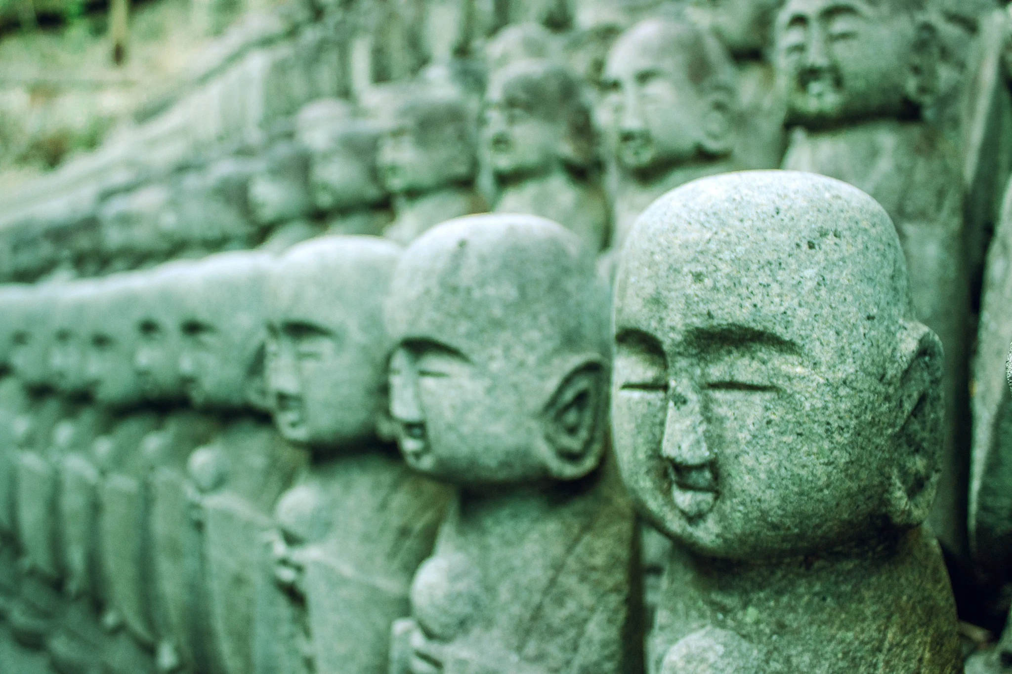 A close picture with blur at the end of Jizu statues
