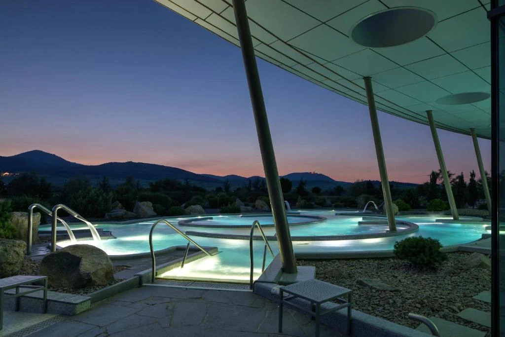 Piscine extérieure du SPA Barrière à Ribeauvillé