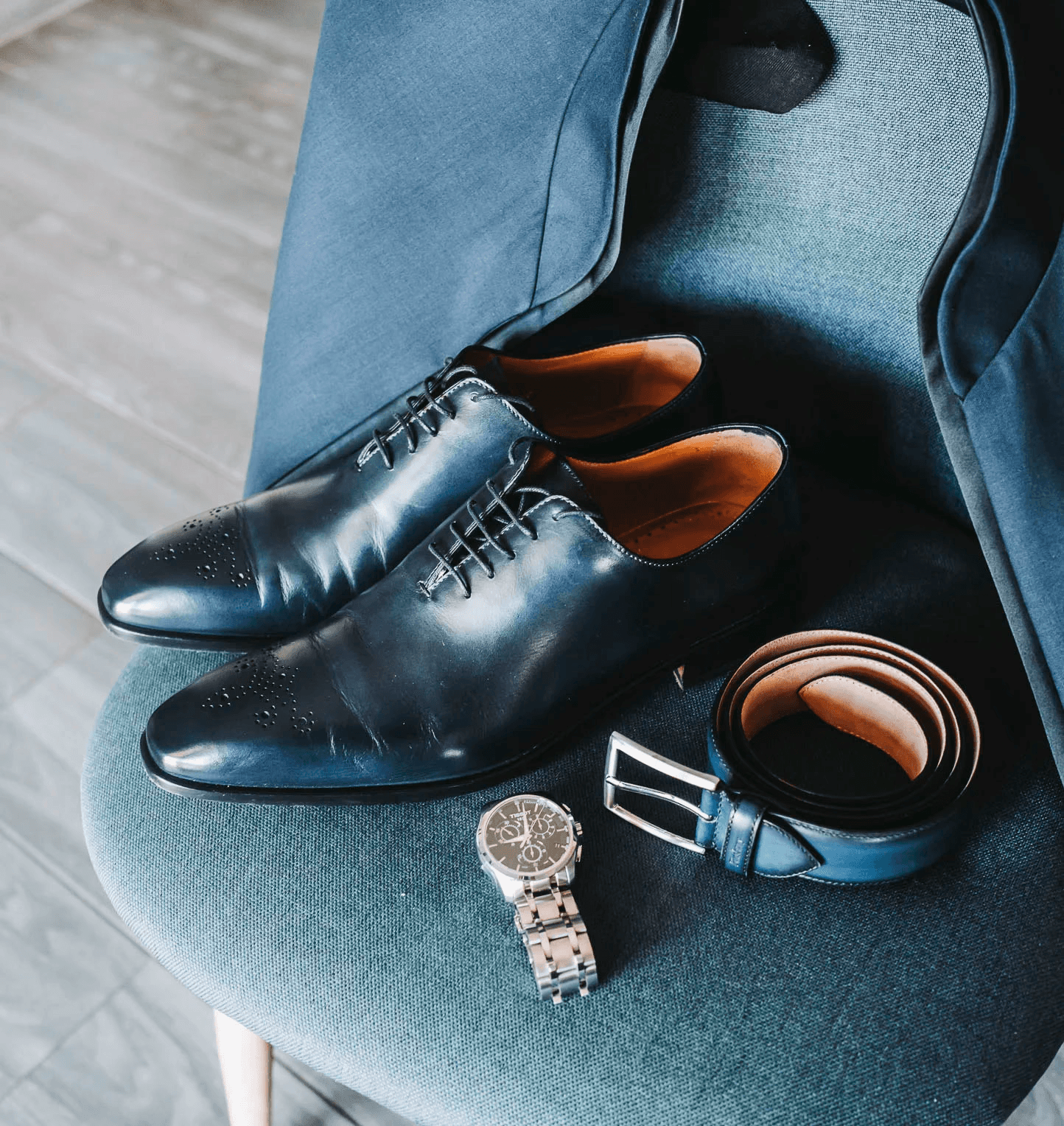 Nature morte accessoires marié : chaussures et ceinture — Mariage Réunion