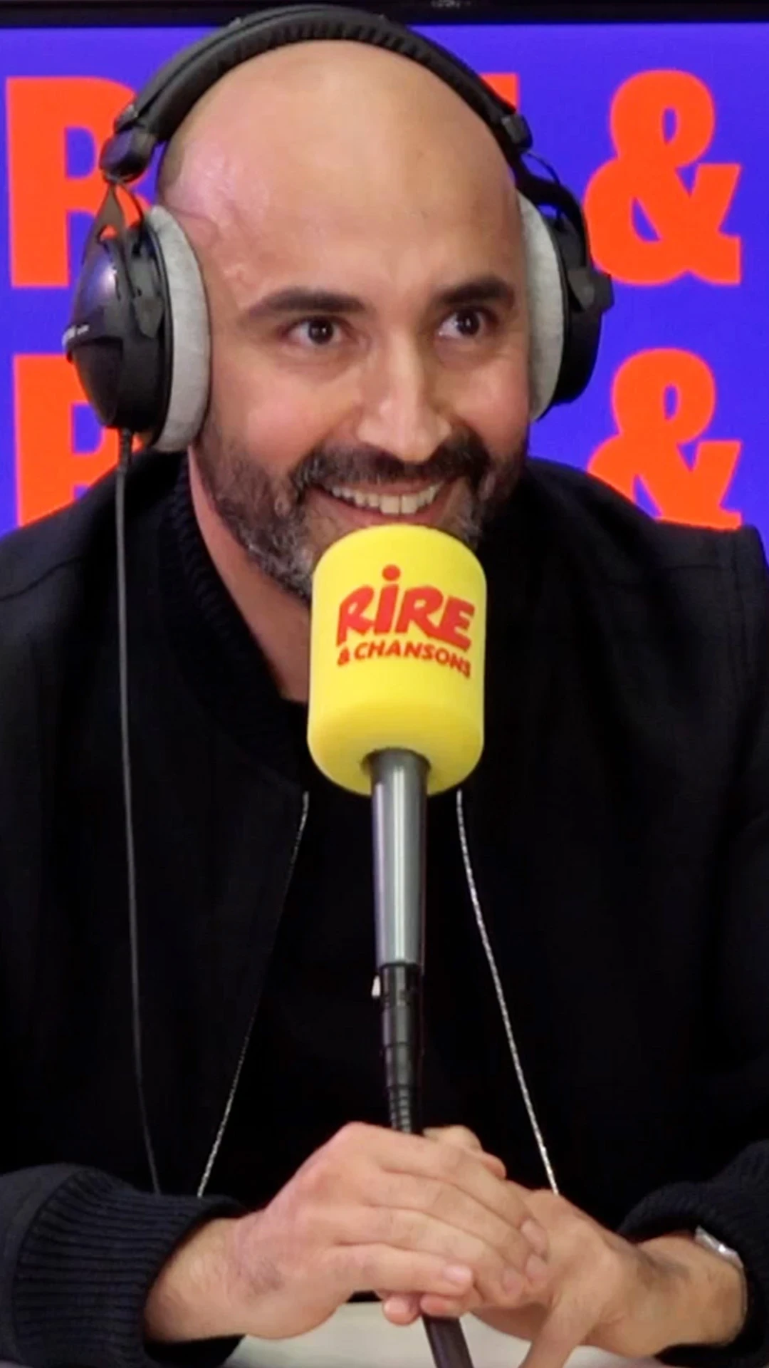 humoriste au micro de rires et chansons
