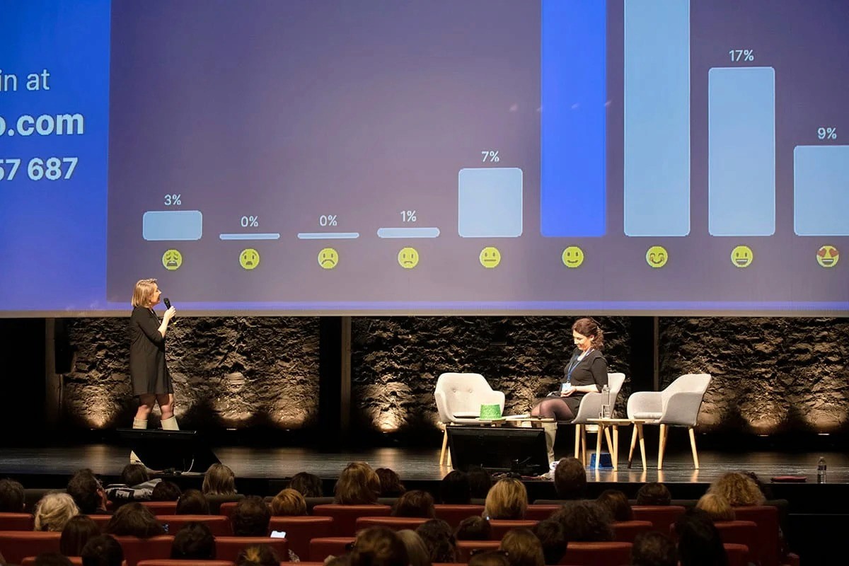 Table ronde lors d’un congrès d’entreprise — photographe événementiel Hauts de France | Anteale Yann Manac’h