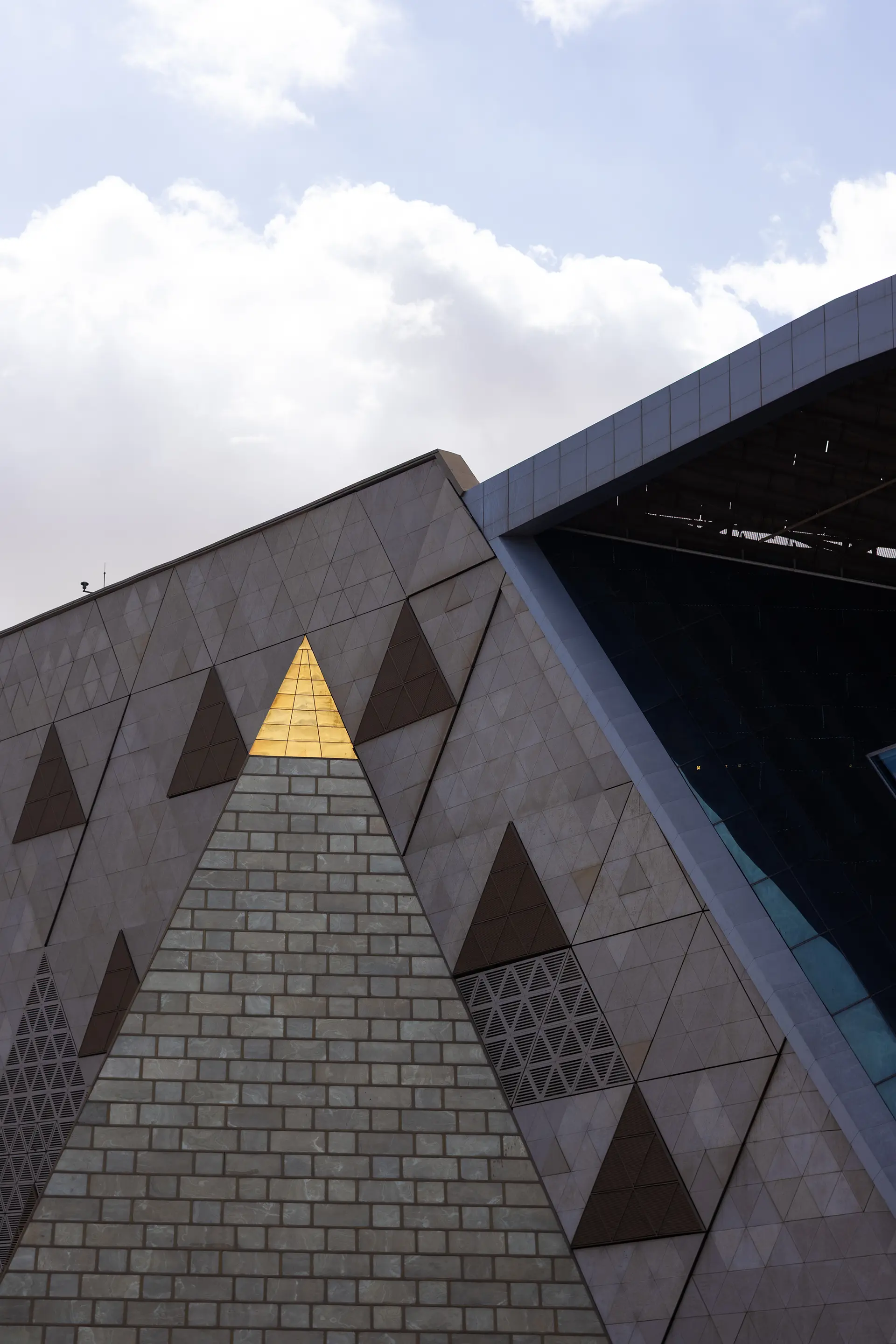 Yannik talks to ceramic artist Dai about the design of a mug