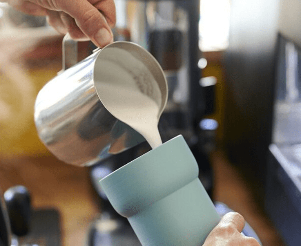 Mepal-Thermobecher mit Milch