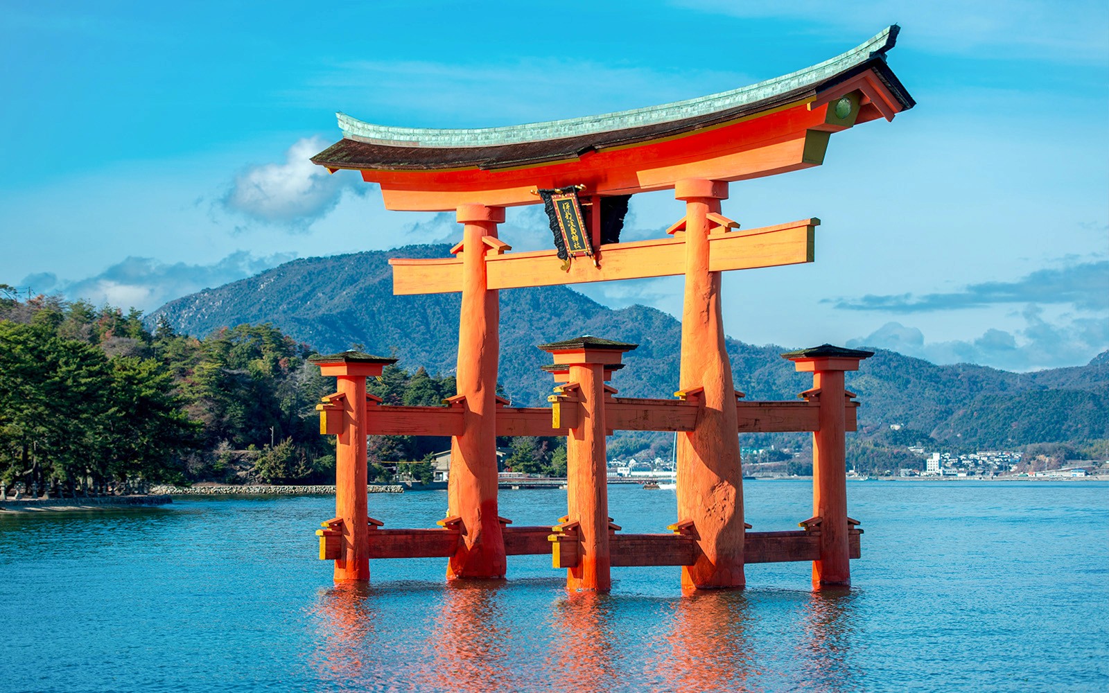 ایتسوکوشیما مزار، میاجیما پر تورئی دروازہ، پس منظر میں پہاڑوں کے ساتھ۔