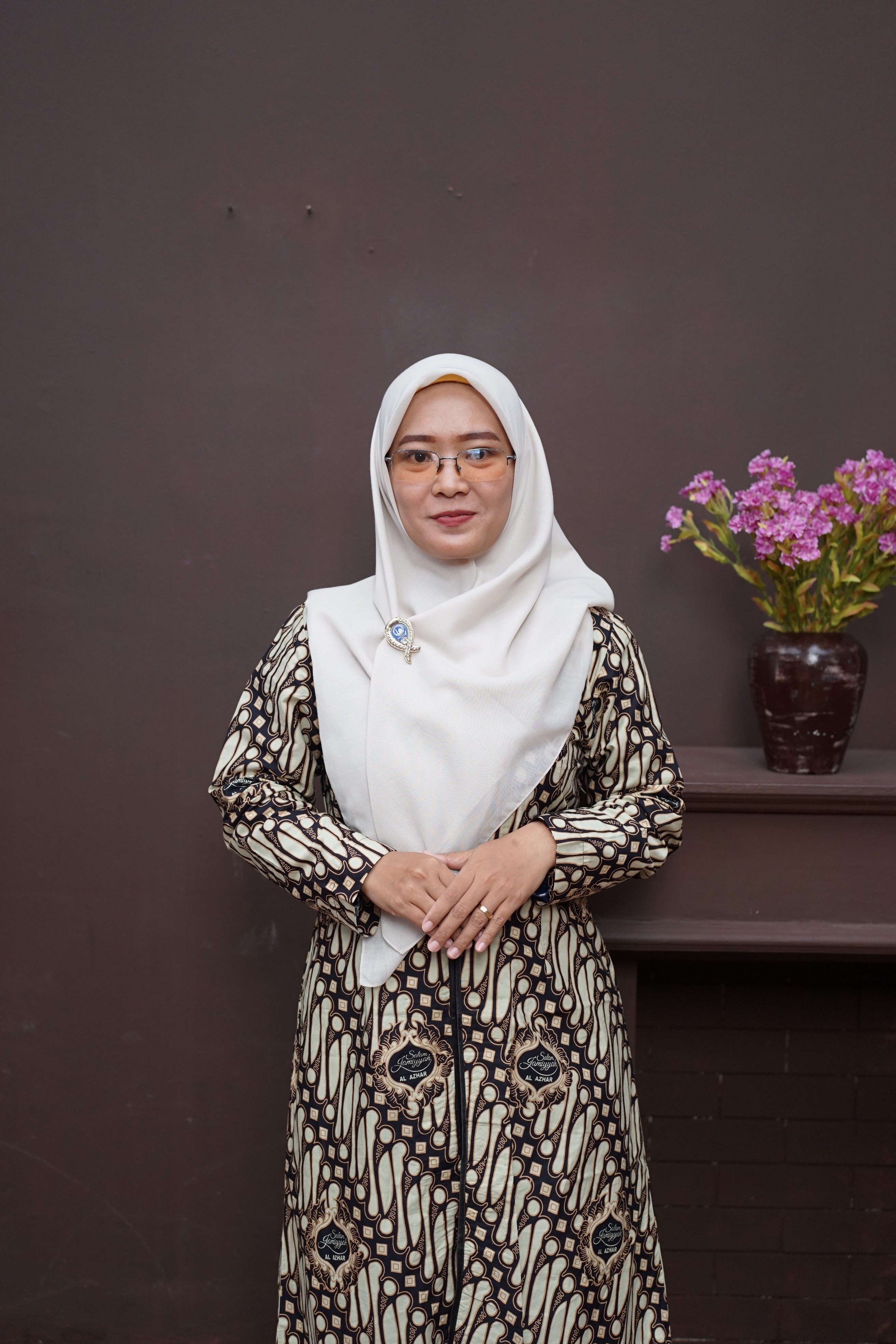 woman in black abaya