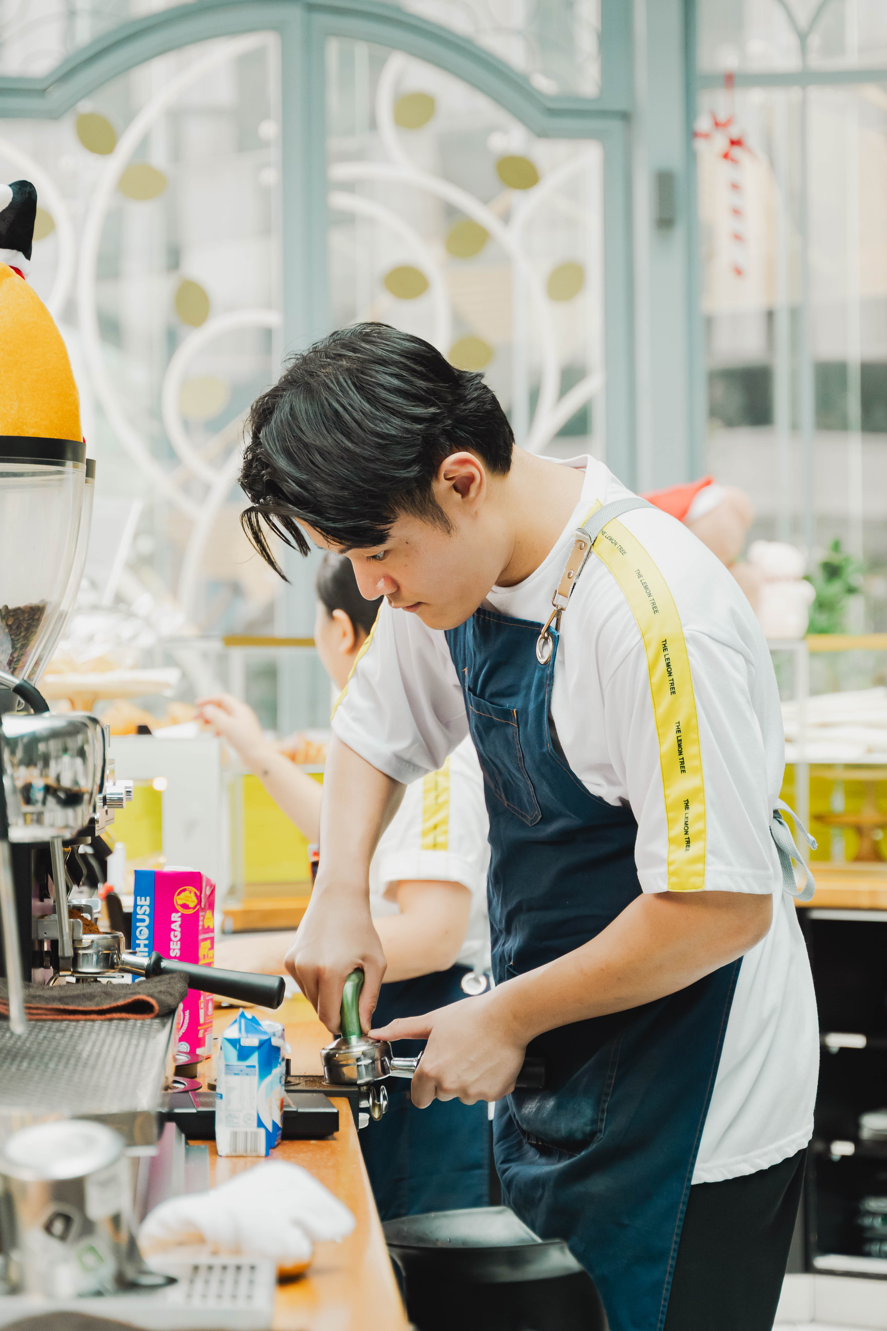 Barista in cafe pouring coffee