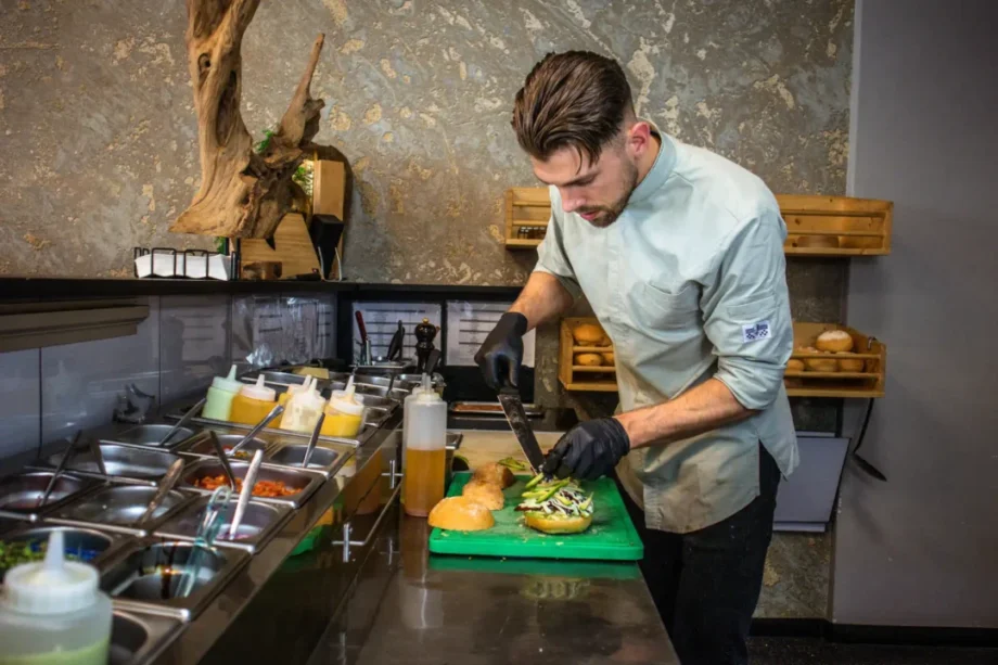 Team van Bollino’s Broodjes tijdens de lunchdrukte in Apeldoorn