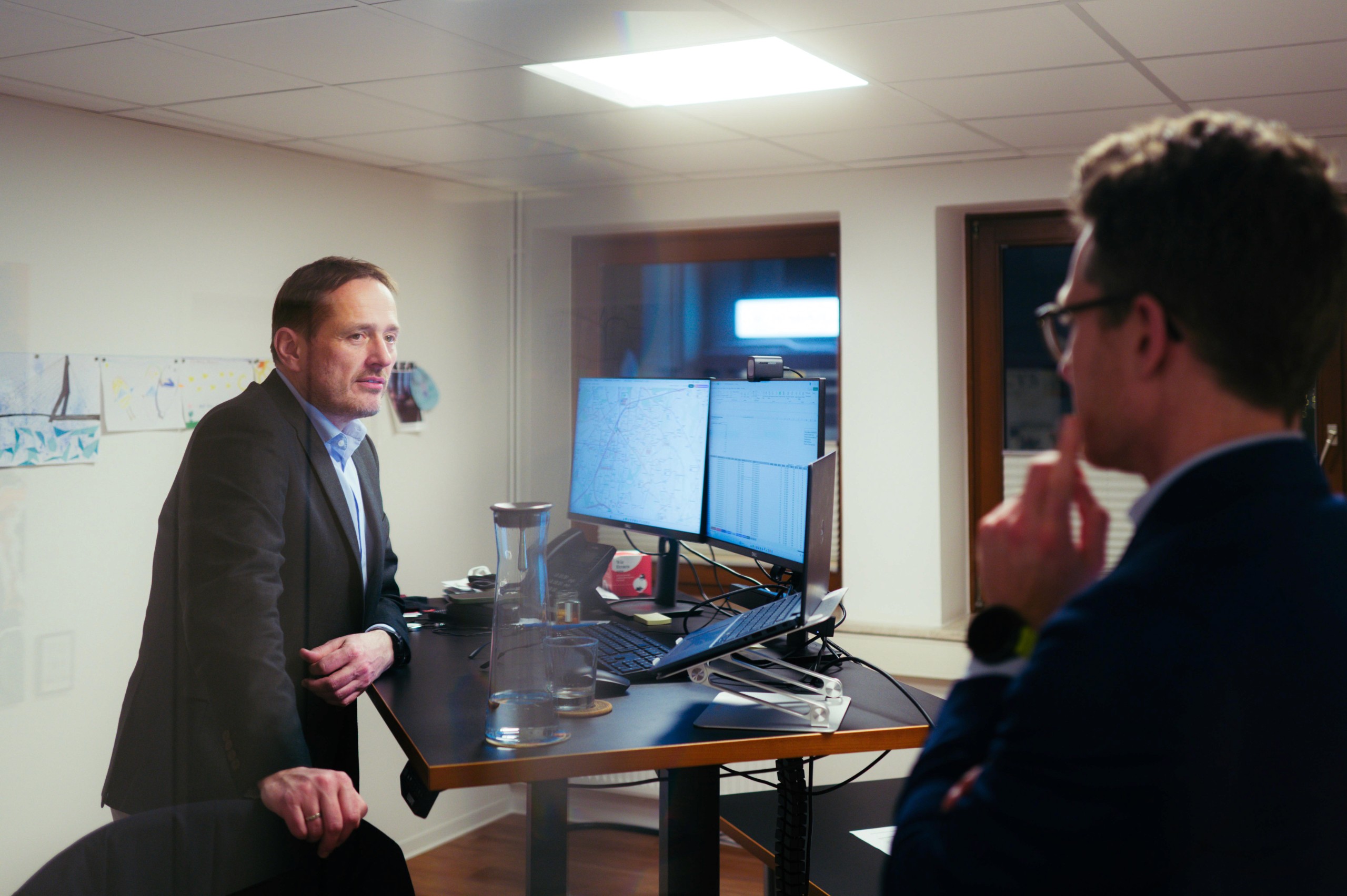 Analysegespräch über Verkehrsplanung am Steharbeitsplatz