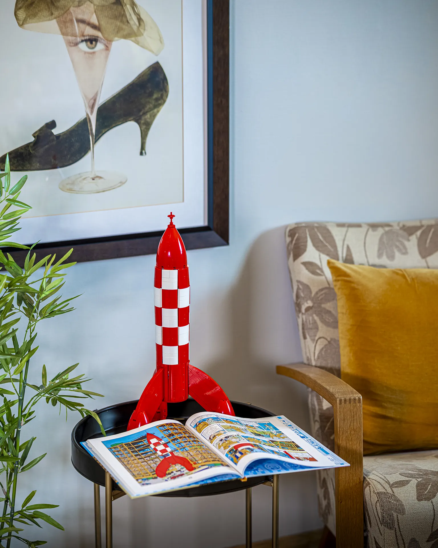 LEGO® Tintin® månerakett ved siden av et åpent Tintin-album