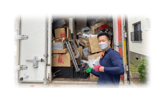 残置物を指差す男性