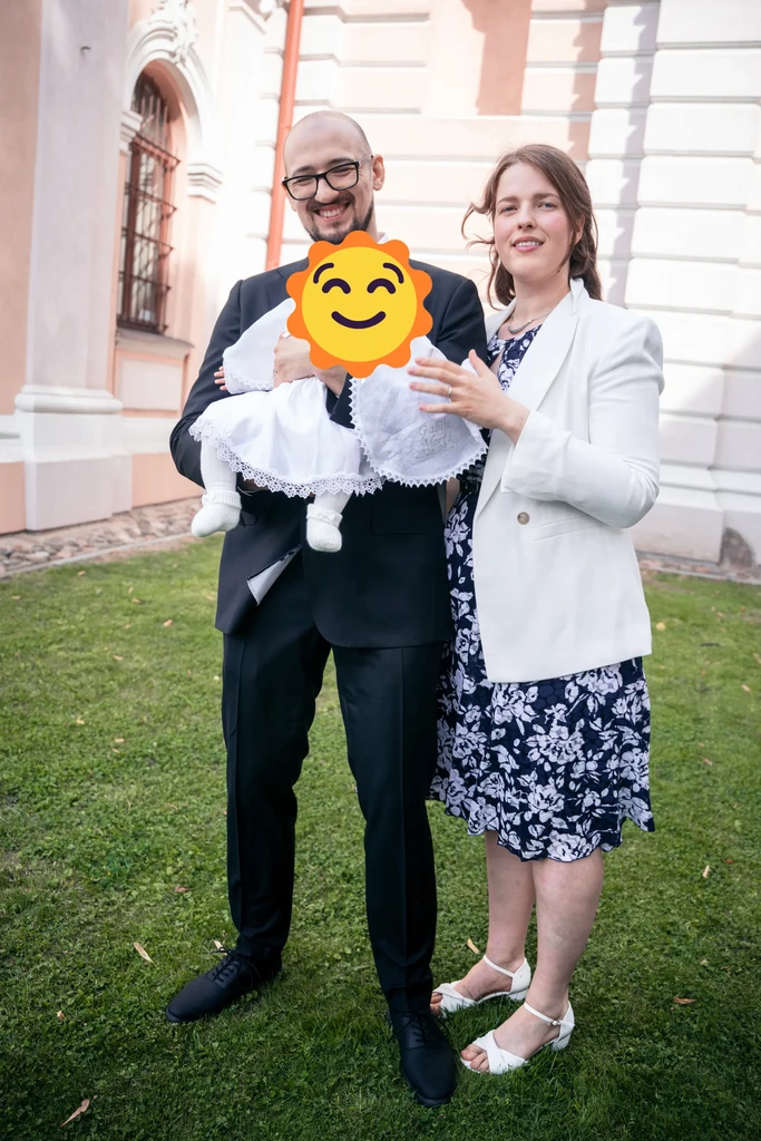 krikštynų šventės akimirka su tėveliais