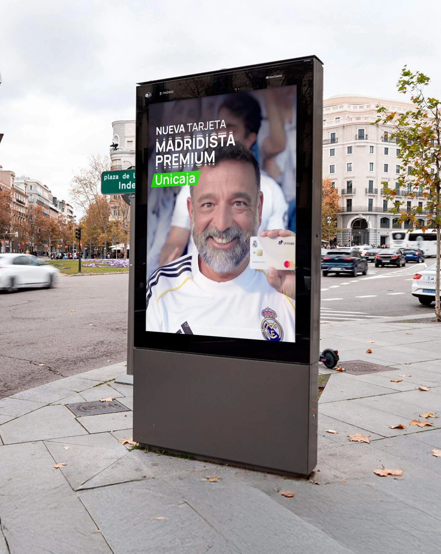 Publicidad exterior (mupi digital) de la Tarjeta Madridista Premium de Unicaja ubicada en una transitada avenida de Madrid
