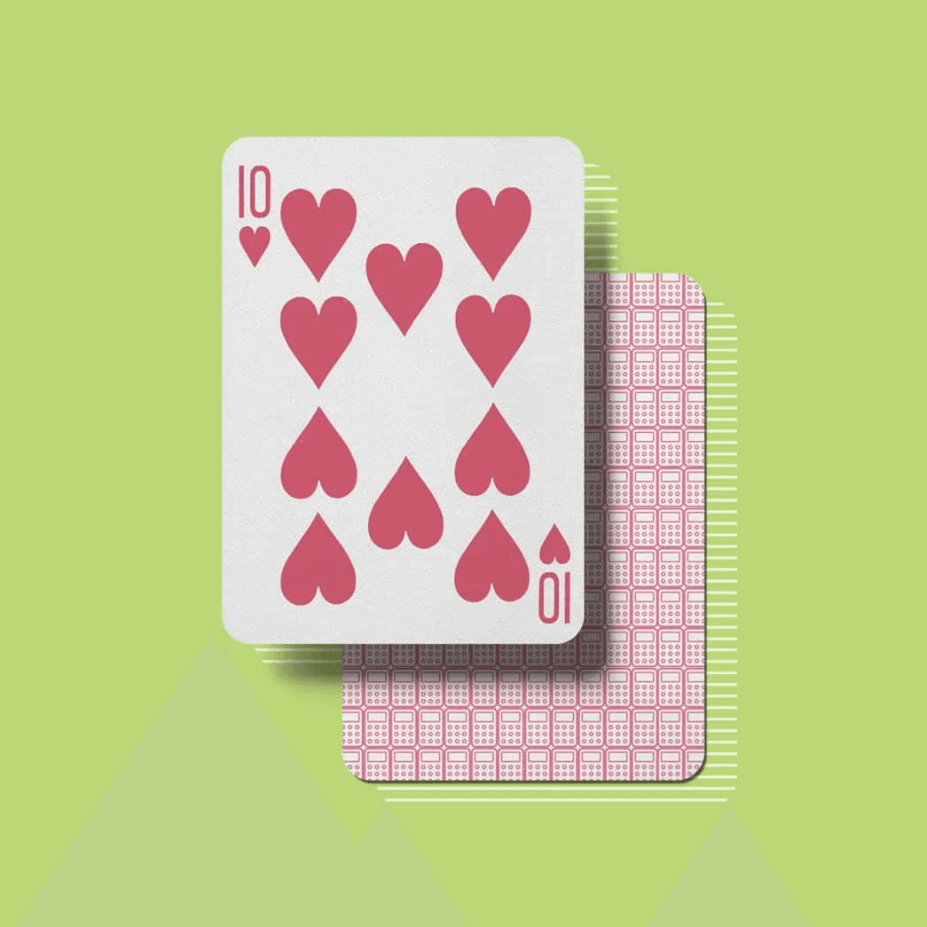 Carta de juego diez de corazones sobre fondo verde.