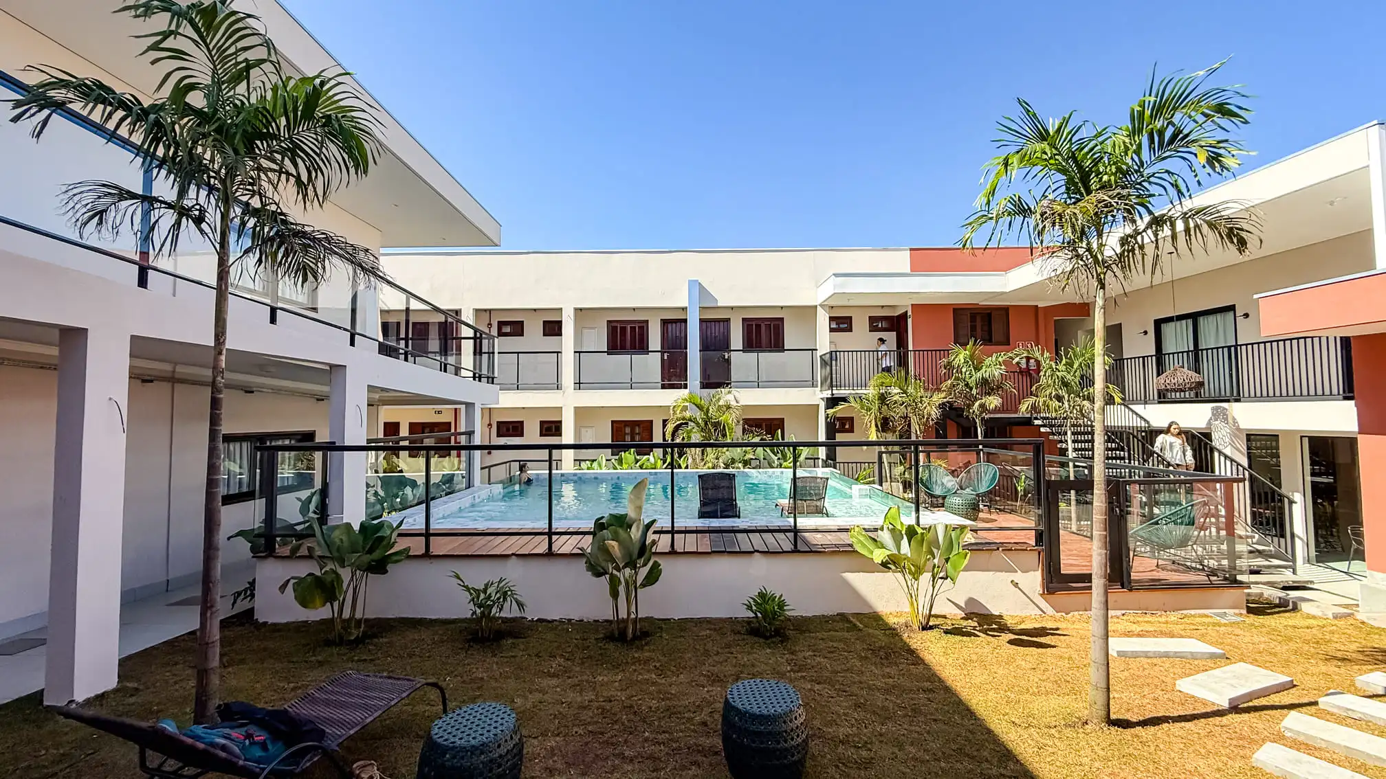 Piscina aquecida e espaço para relaxar depois dos passeios.