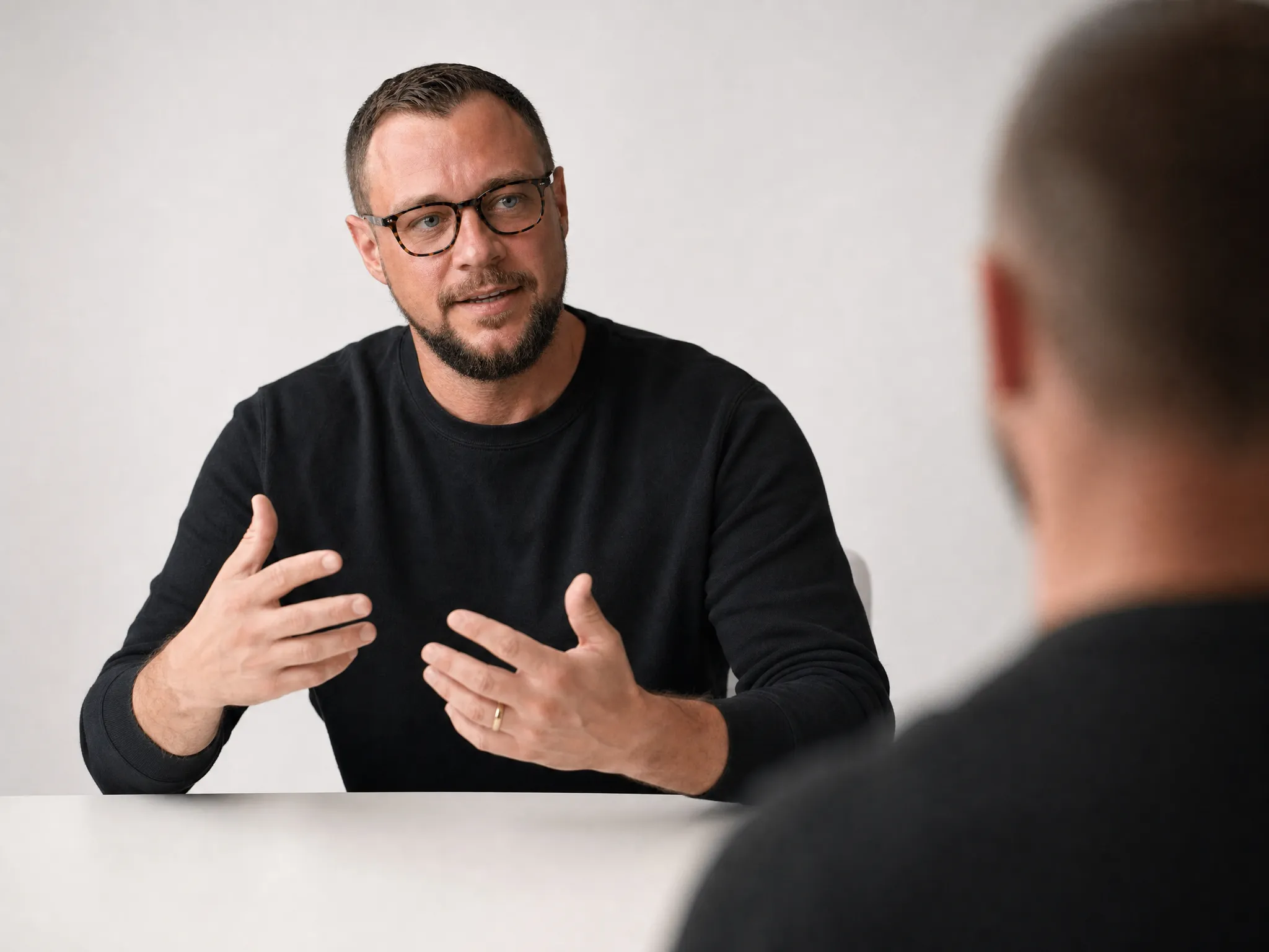 Valentin Schmid im Gespräch am Tisch.