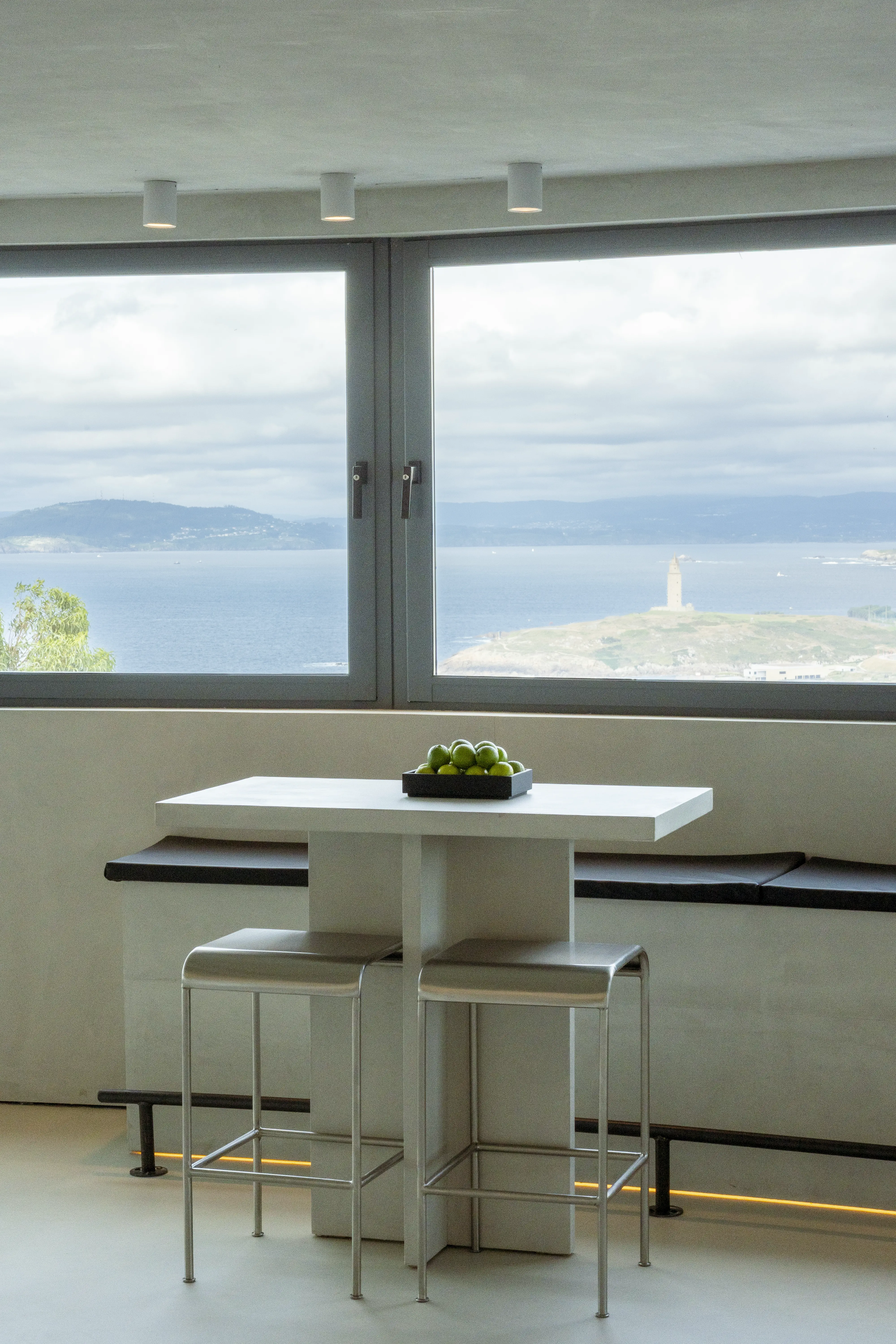 Interior zara la cupula cafeteria ocn vistas al mar