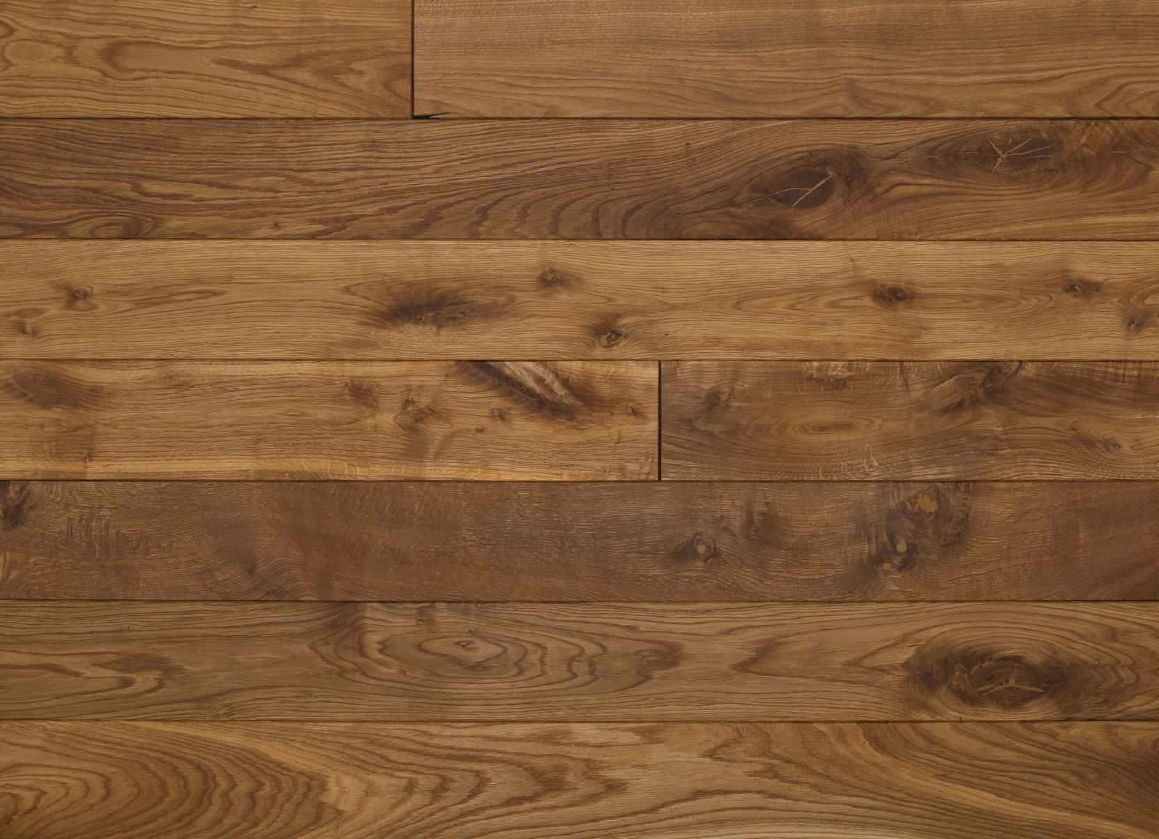 EICHE MARKANT ANGERÄUCHERT