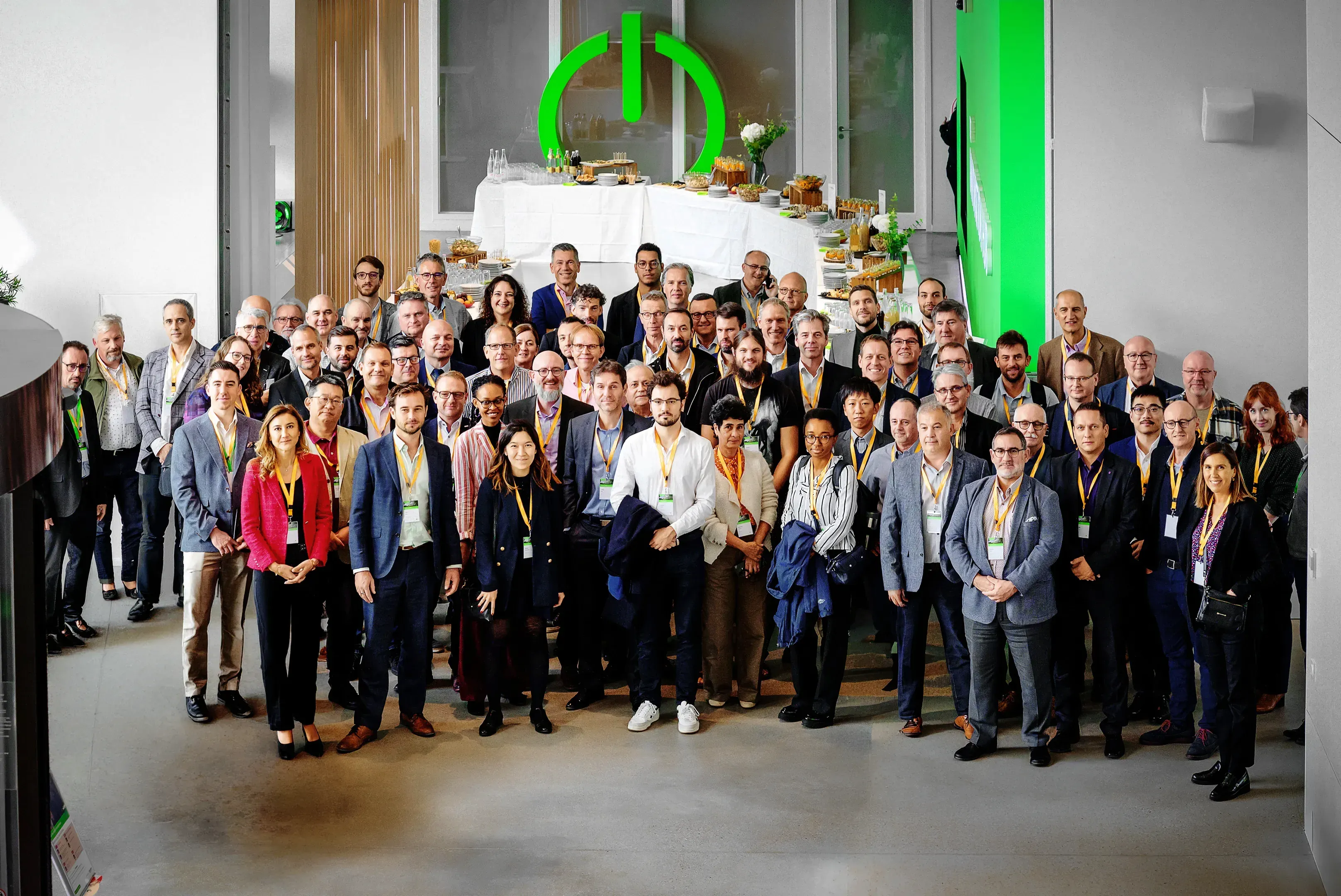 Photo de groupe des participants au séminaire GlassTrend à Grenoble organisé chez Schneider Electric