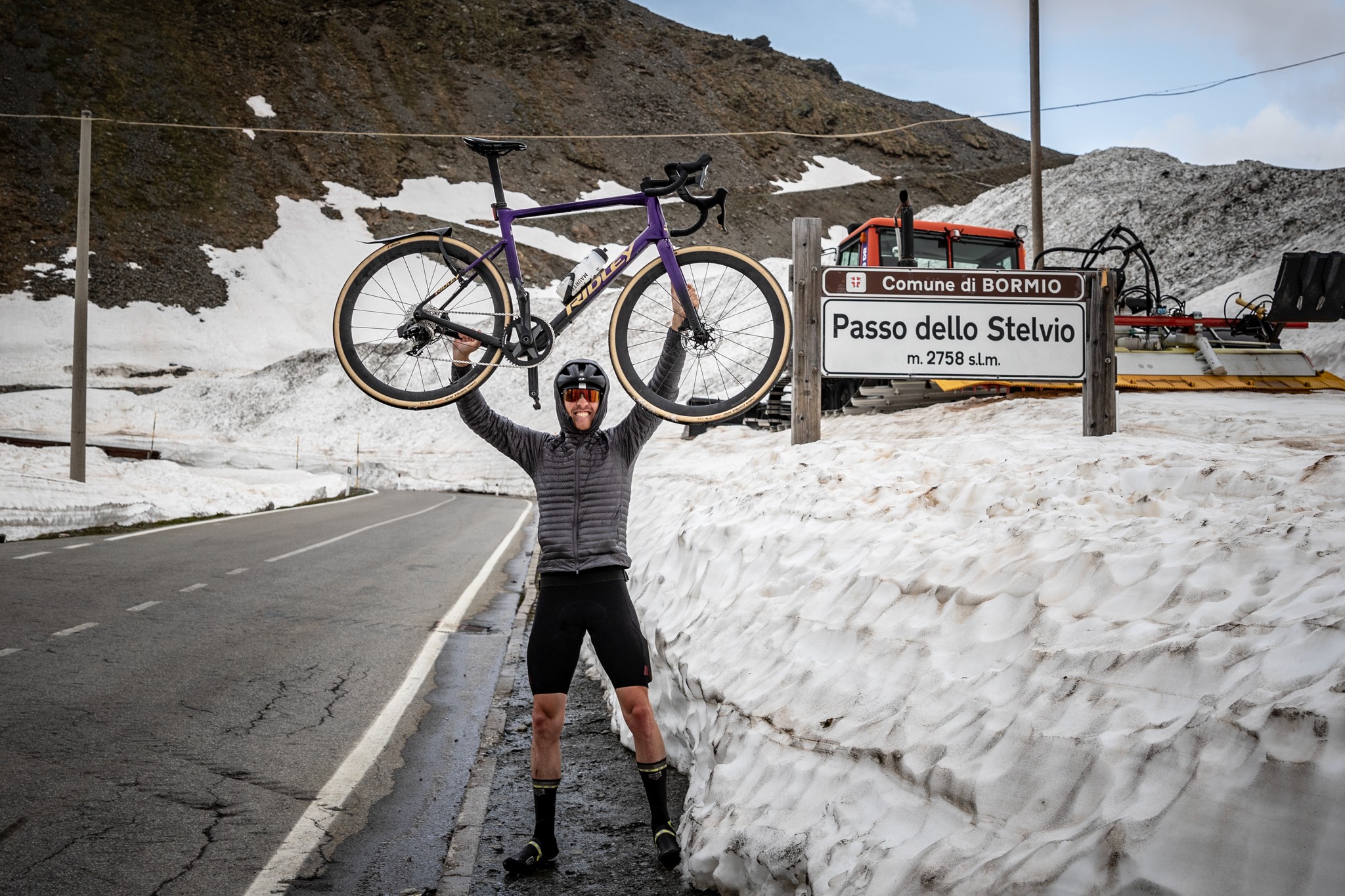 Stapels kleurrijke folders op een tafel, als symbool voor traditionele wervingsmethoden die plaatsmaken voor digitale funnels in moderne fondsenwerving.