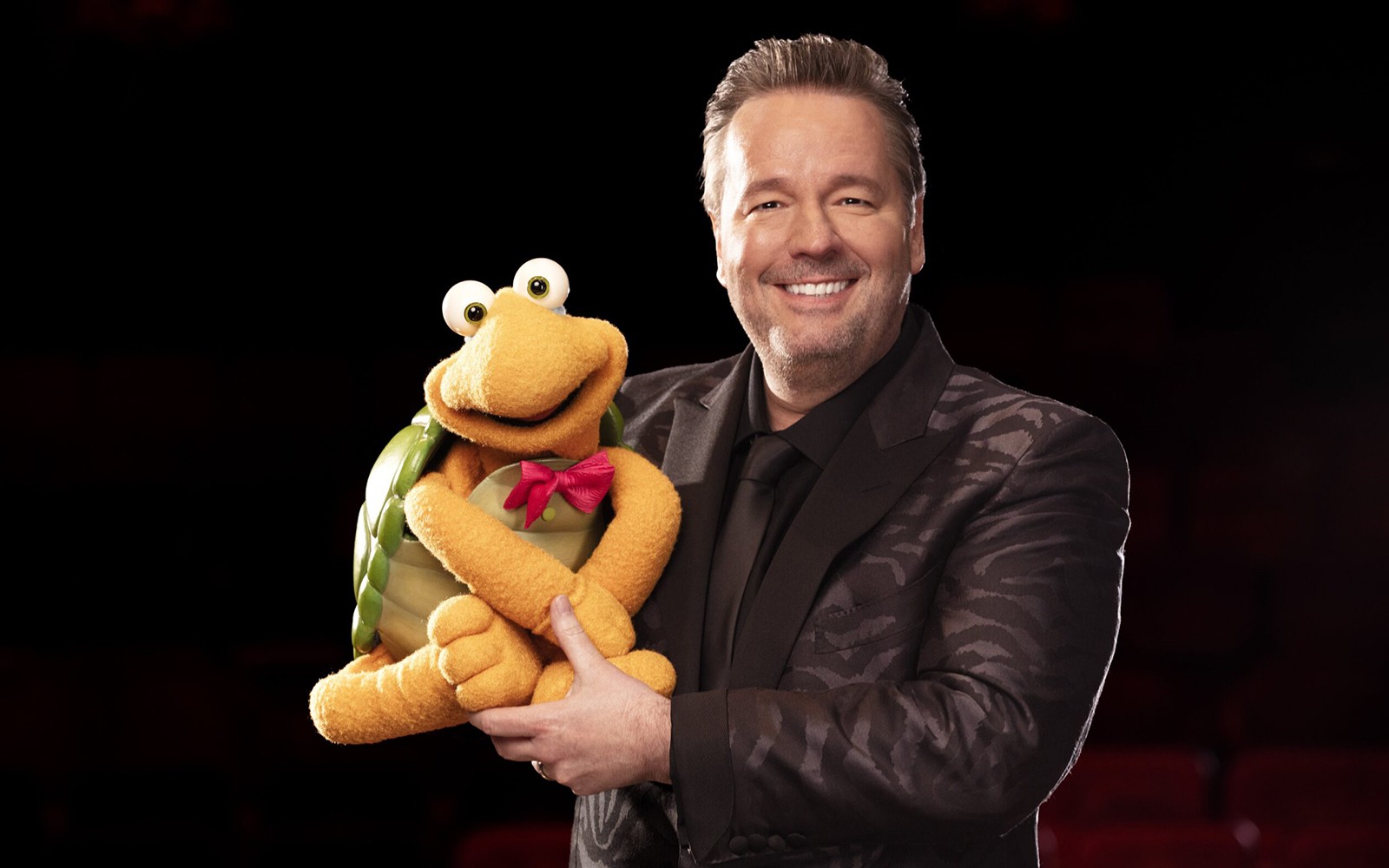 Terry Fator apresenta o seu famoso número de ventriloquismo em Las Vegas, exibindo o seu talento de cem vozes e mil risadas