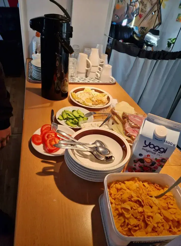 Uppdukat bord med frukostmat och kaffe i Vinternatts lokaler.