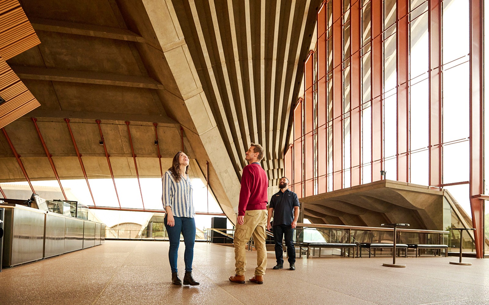 Visitatori che esplorano l'architettura interna della Sydney Opera House.