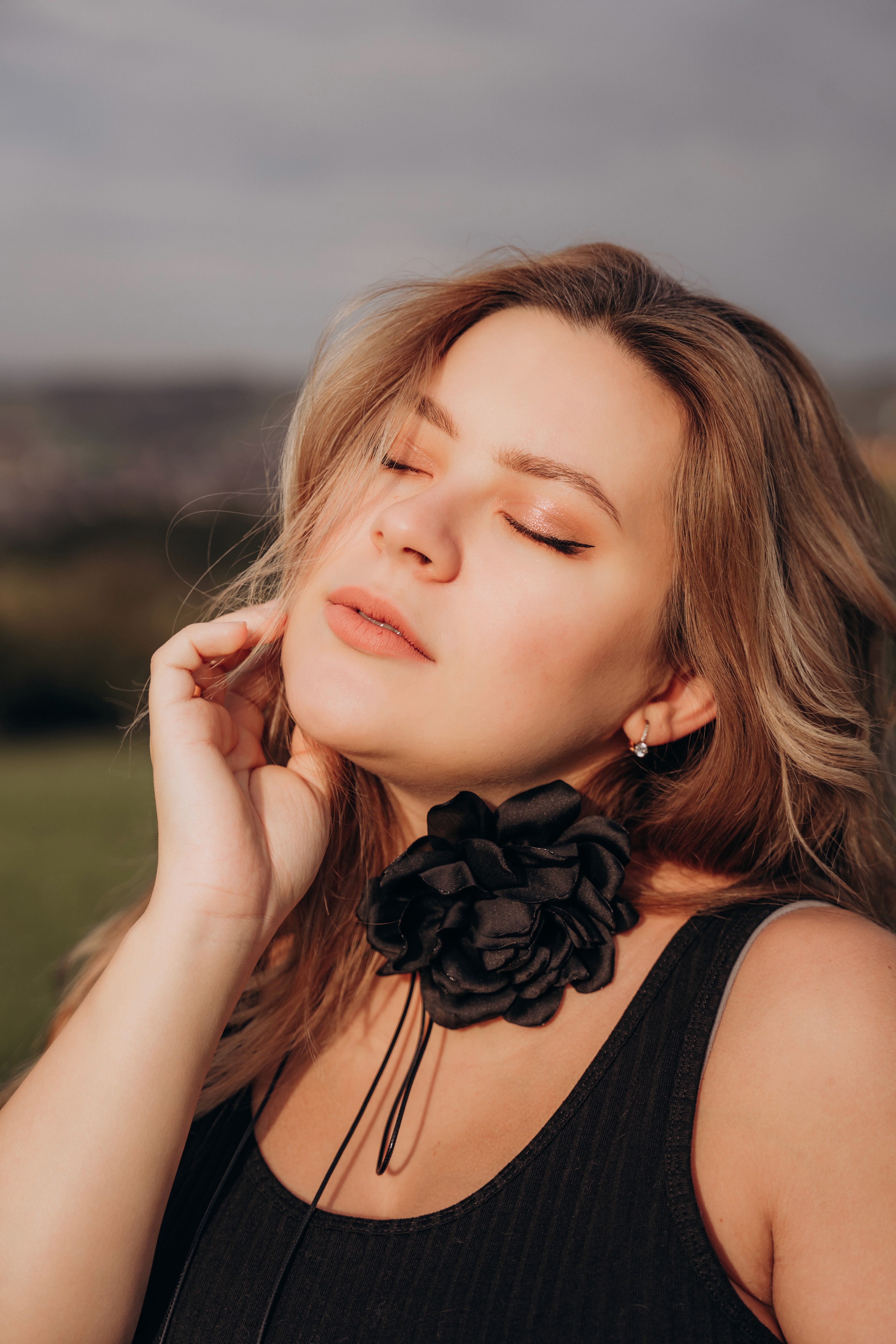 Natürliches Frauenporträt in Bogen, Bayern – emotionale Portraitfotografie im Abendlicht.