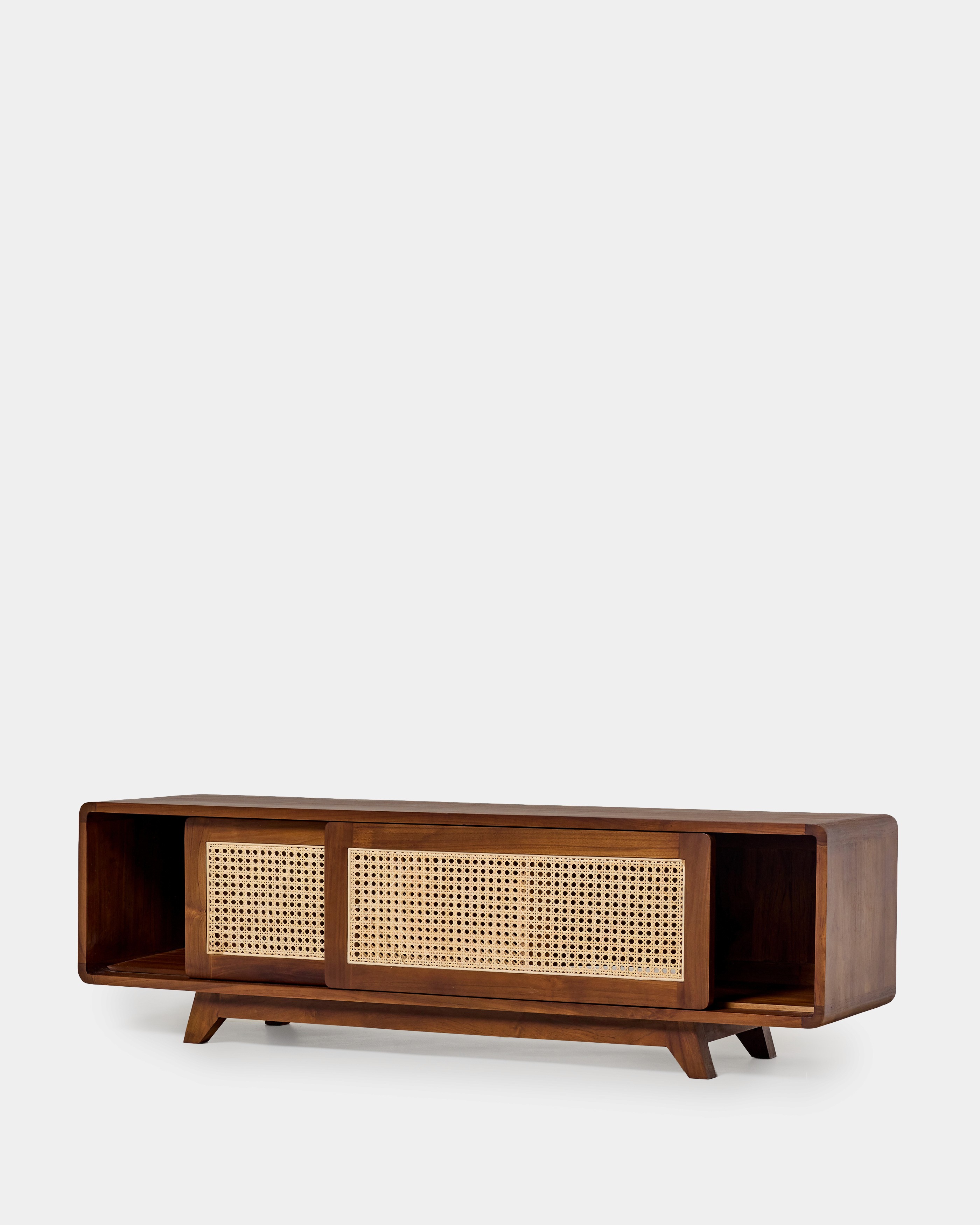 chaise en bois de teck sur fond gris