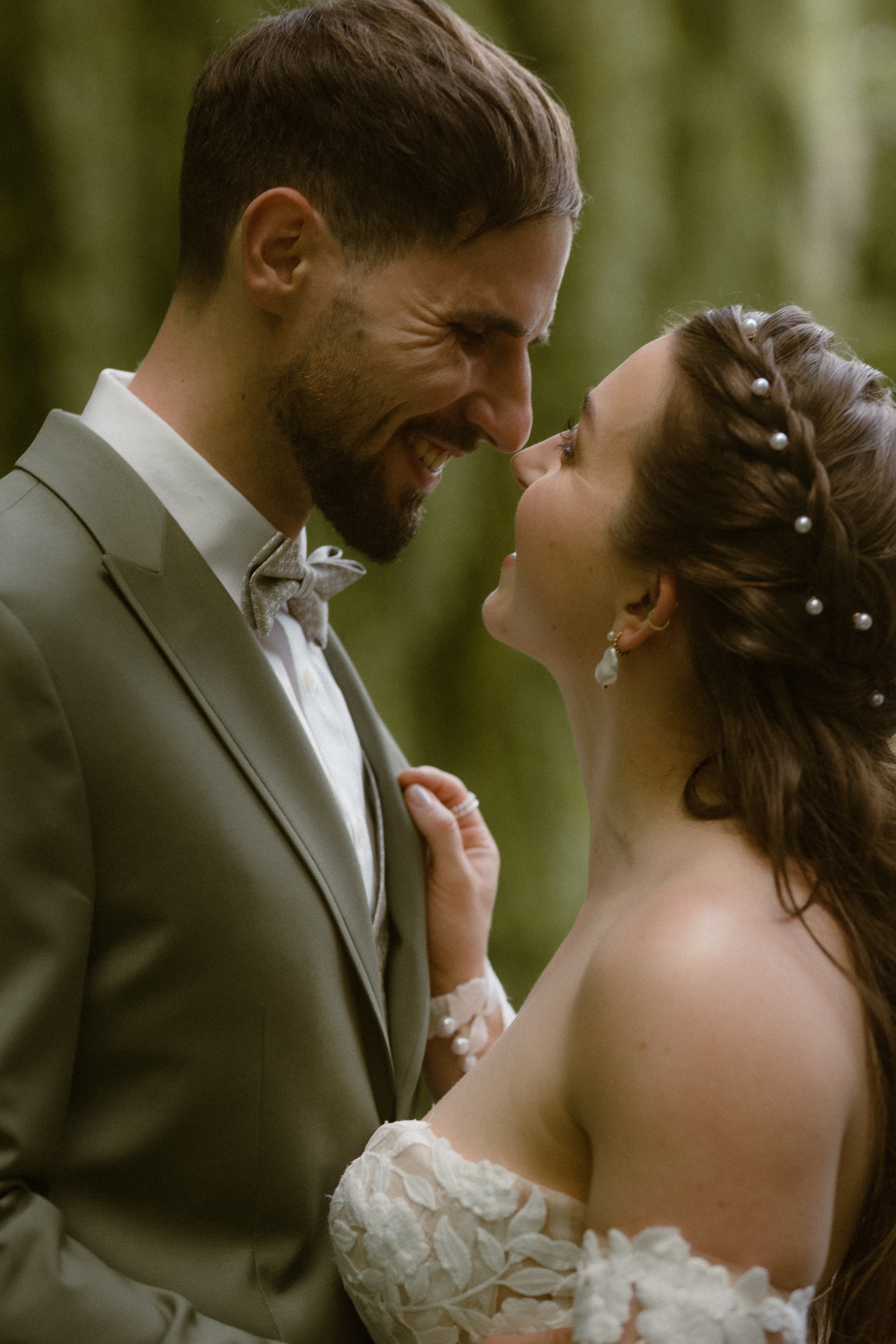 Nahaufnahme von Braut und Bräutigam mit kontrastreichem Licht