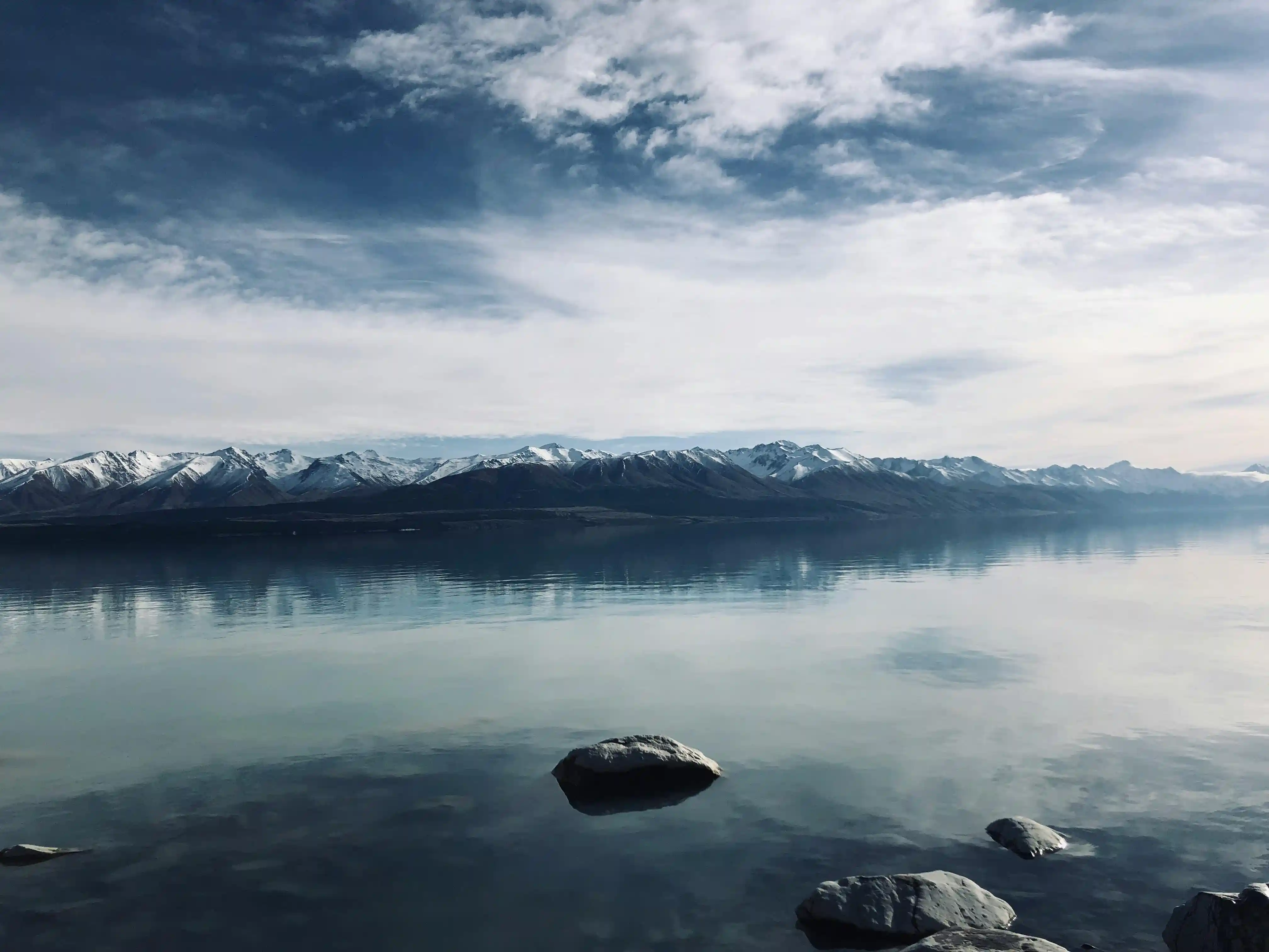 Yeni Zelanda'nın Canterbury bölgesindeki Pukaki Gölü