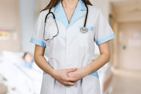 Profissional de saúde com estetoscópio num corredor de hospital — transporte médico para consultas e exames · Táxi Afonso · 11 Moledo e Cristelo