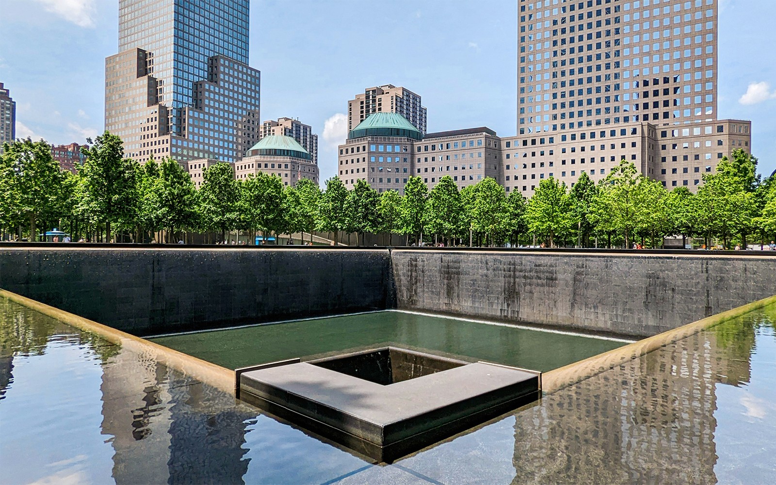 בריכות הזיכרון לזכר ה-11 בספטמבר עם גורדי השחקים הסובבים בניו יורק סיטי.