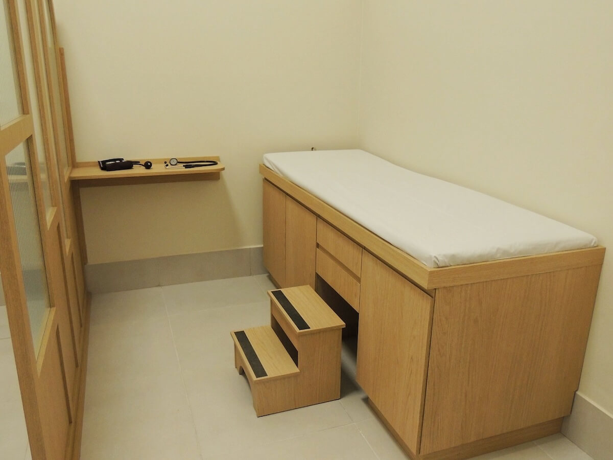 Interior do consultório médico do Centro Médico Silva Jardim em Curitiba