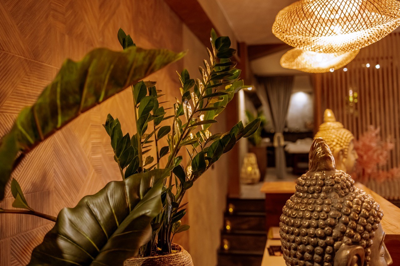 Elegantní recepce a uvítací pult ve wellness salonu LAYA Spa Ritual s teplým osvětlením