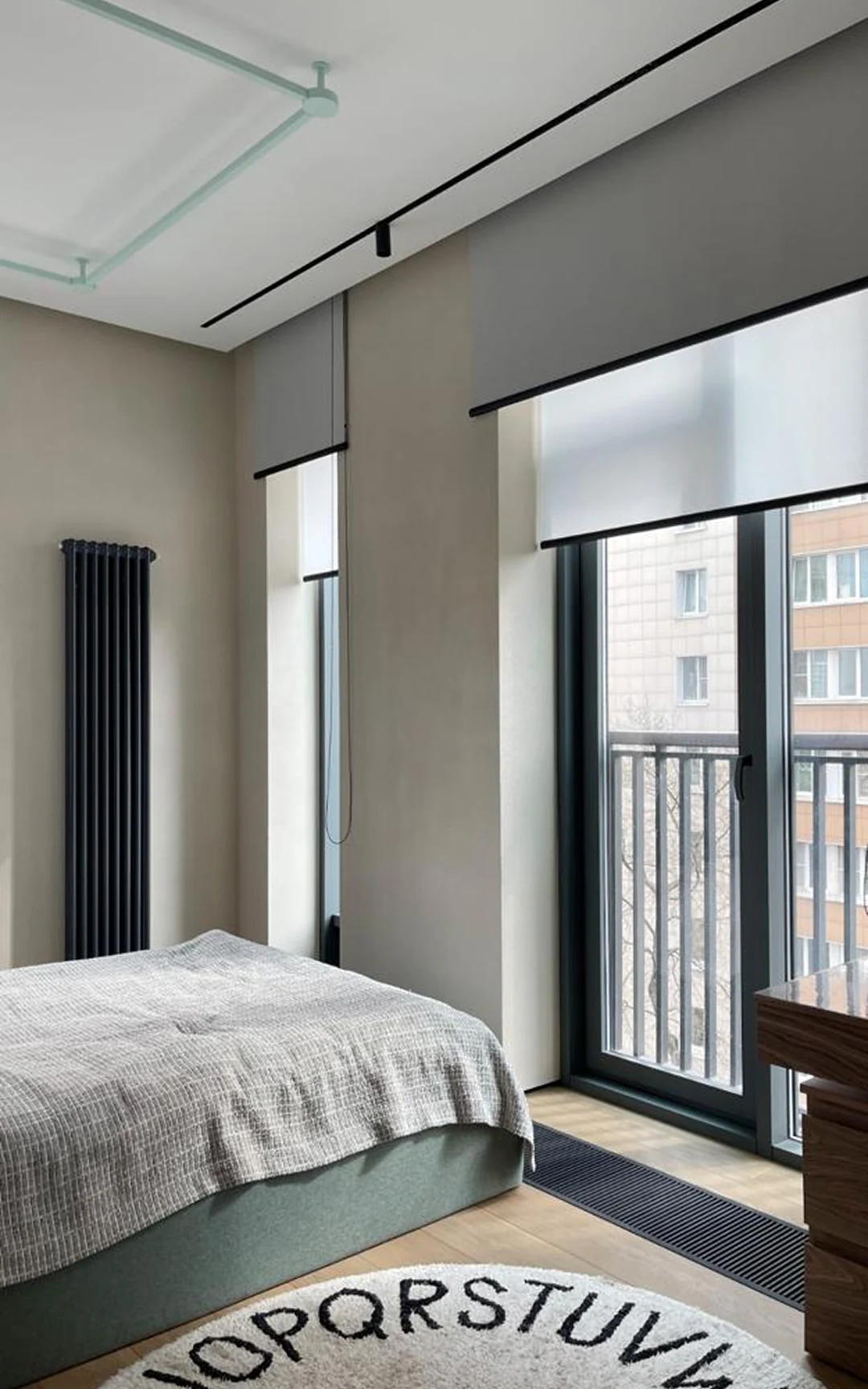 Détail — poignée intégrée sur façade de meuble.