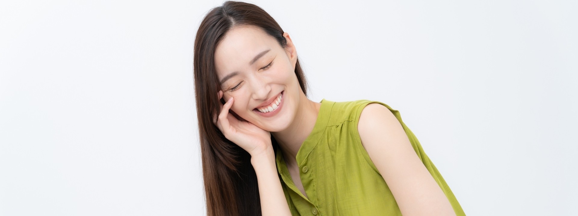 目を閉じて笑顔の女性