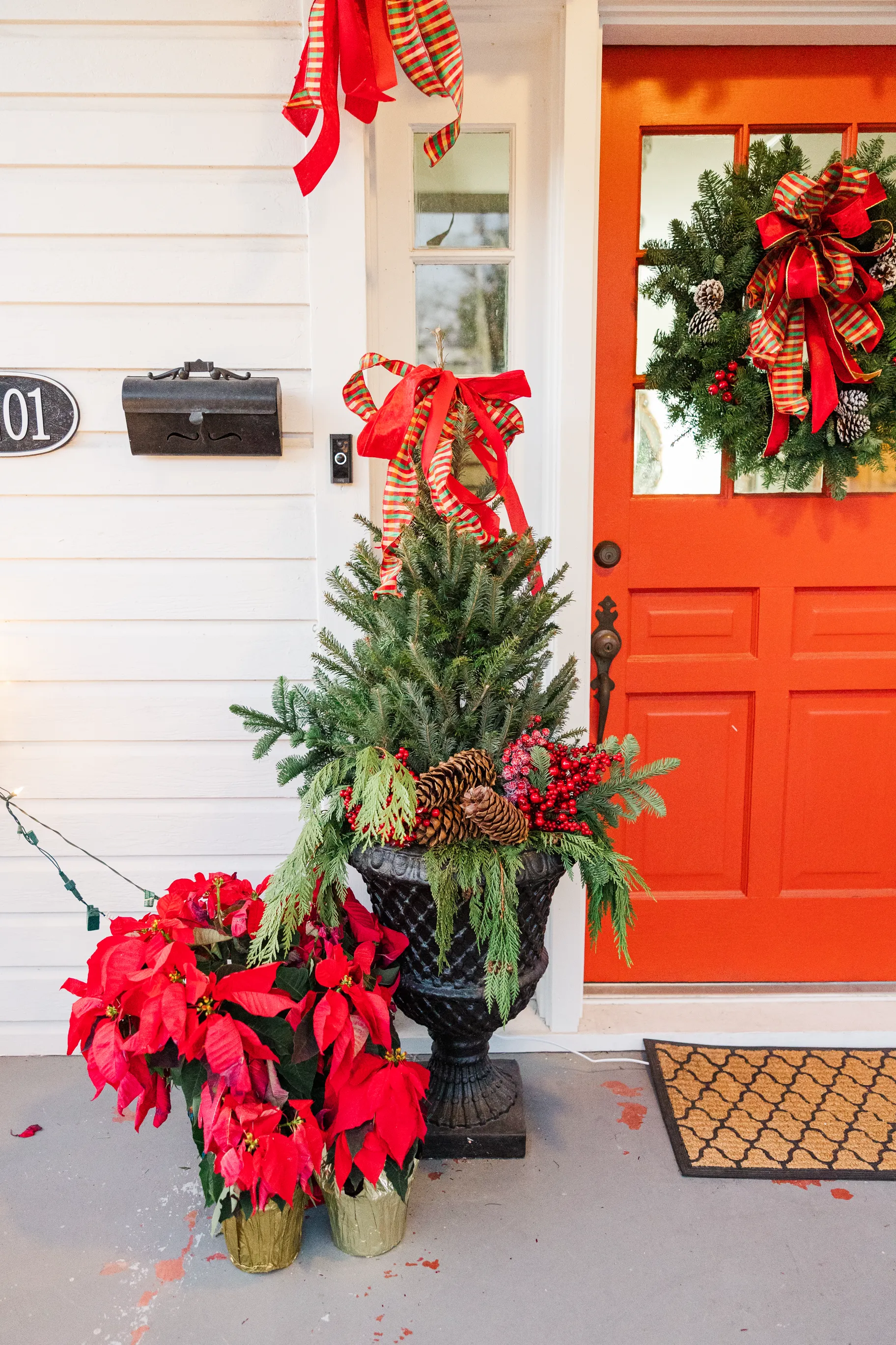 Luxury table setting by Sarah Overall Events with pink embroidered napkins, gold-rimmed plates, floral arrangements, and personalized menus in Shreveport.