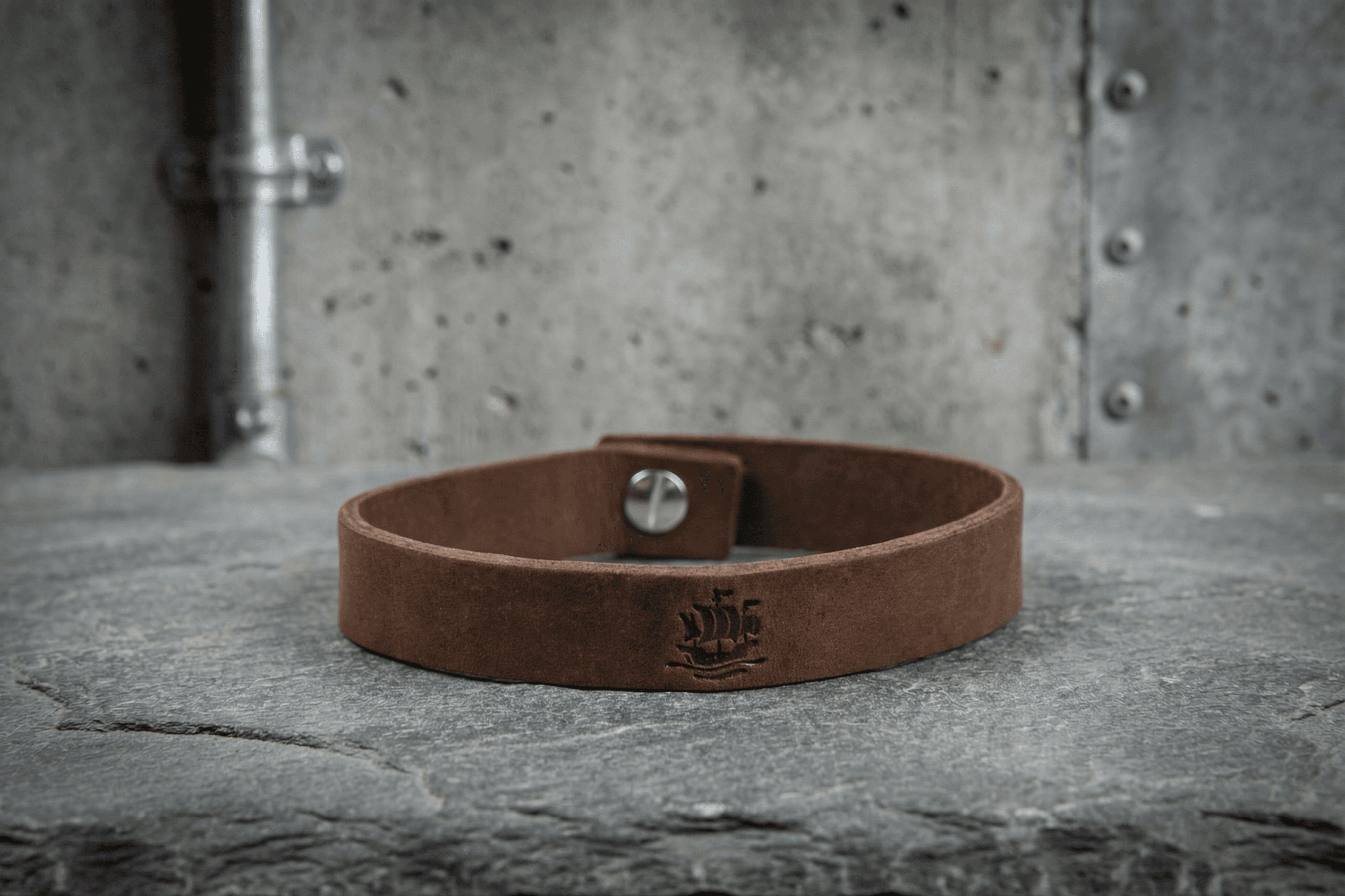 Brown leather bracelet with ship emblem